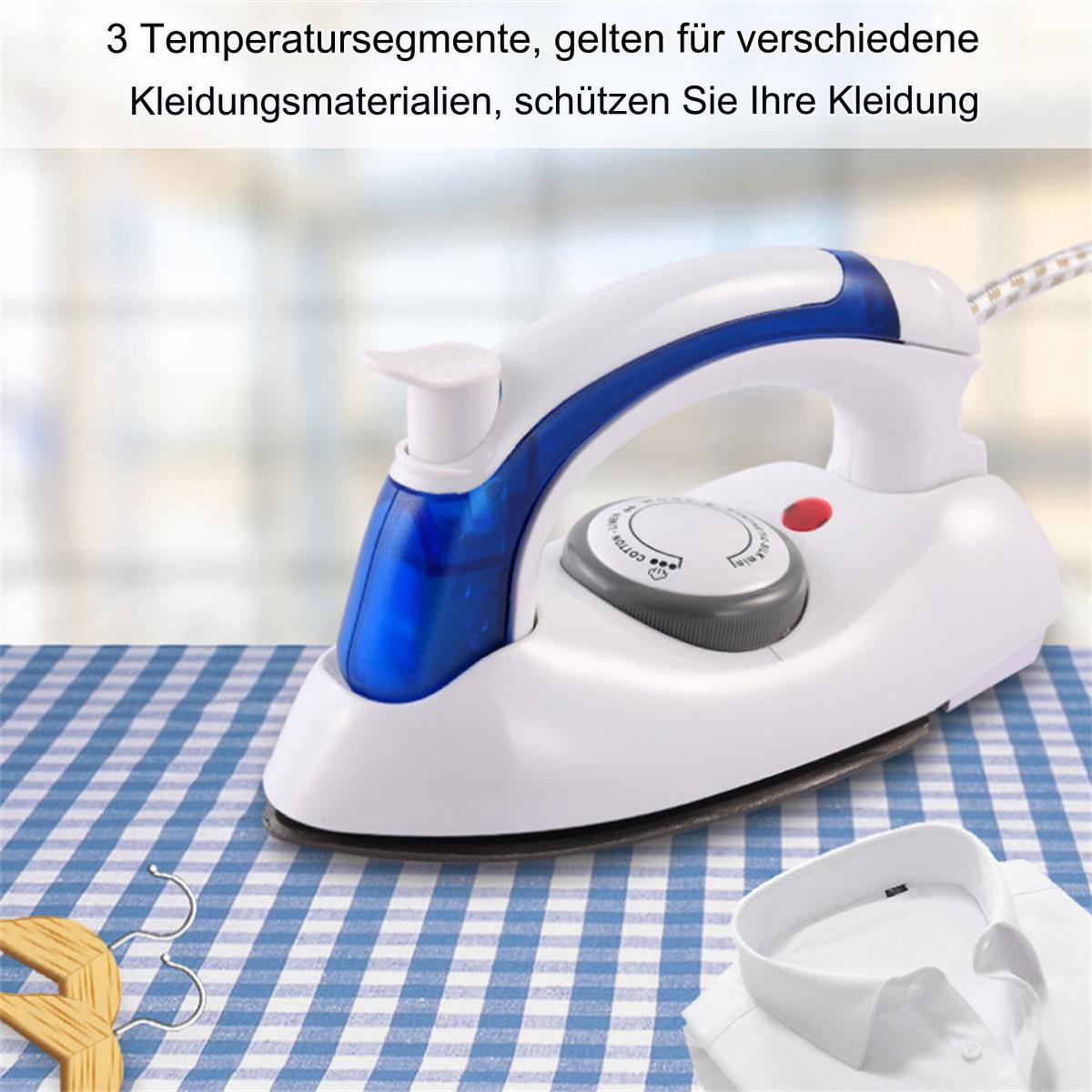 Weißes und blaues Bügeleisen auf einem karierten Tisch. Ein weißes Hemd ist sichtbar.