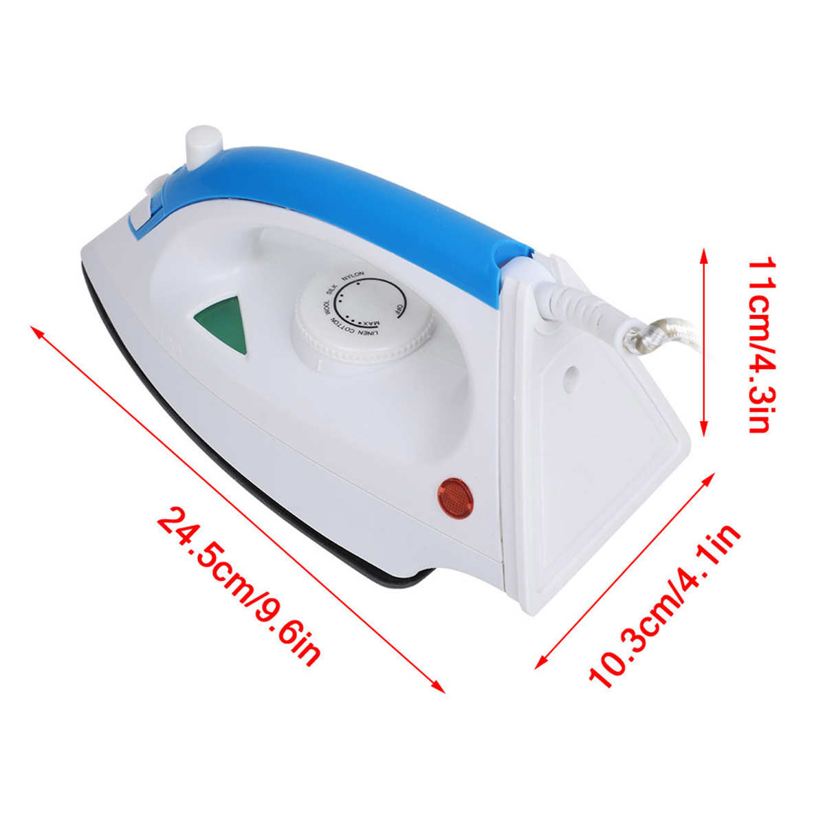 Weißes und blaues Bügeleisen mit Maßen: 24,5 cm/9,6 Zoll und 10,3 cm/4,1 Zoll. Das Bügeleisen steht auf einer weißen Oberfläche.