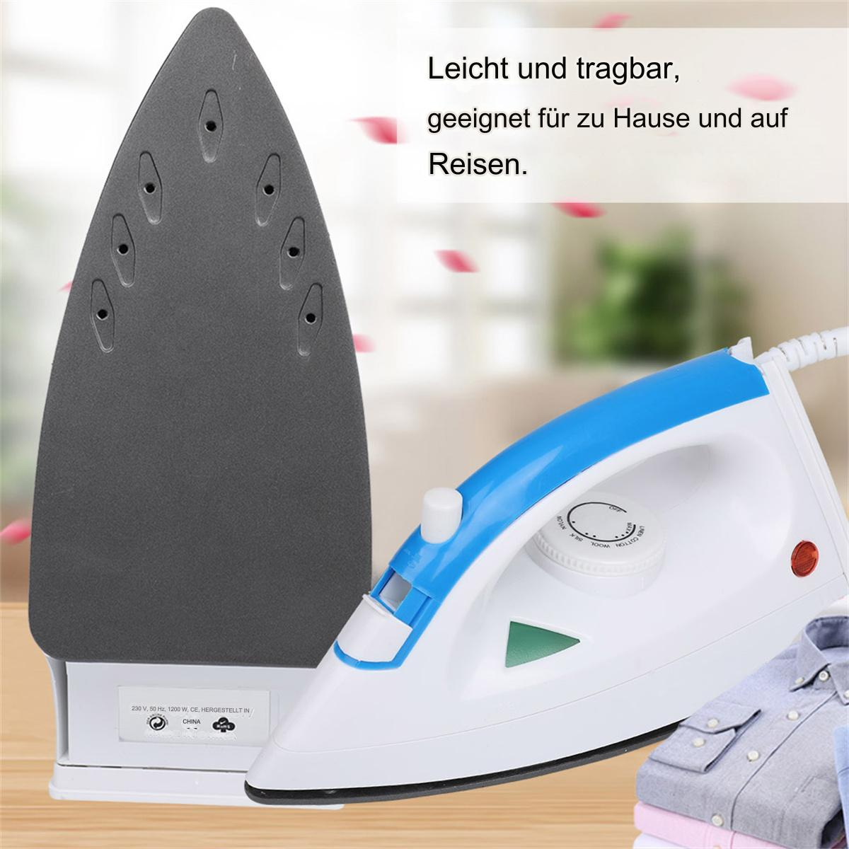 Bügeleisen und Bügelbrett, Kleidung im Hintergrund.