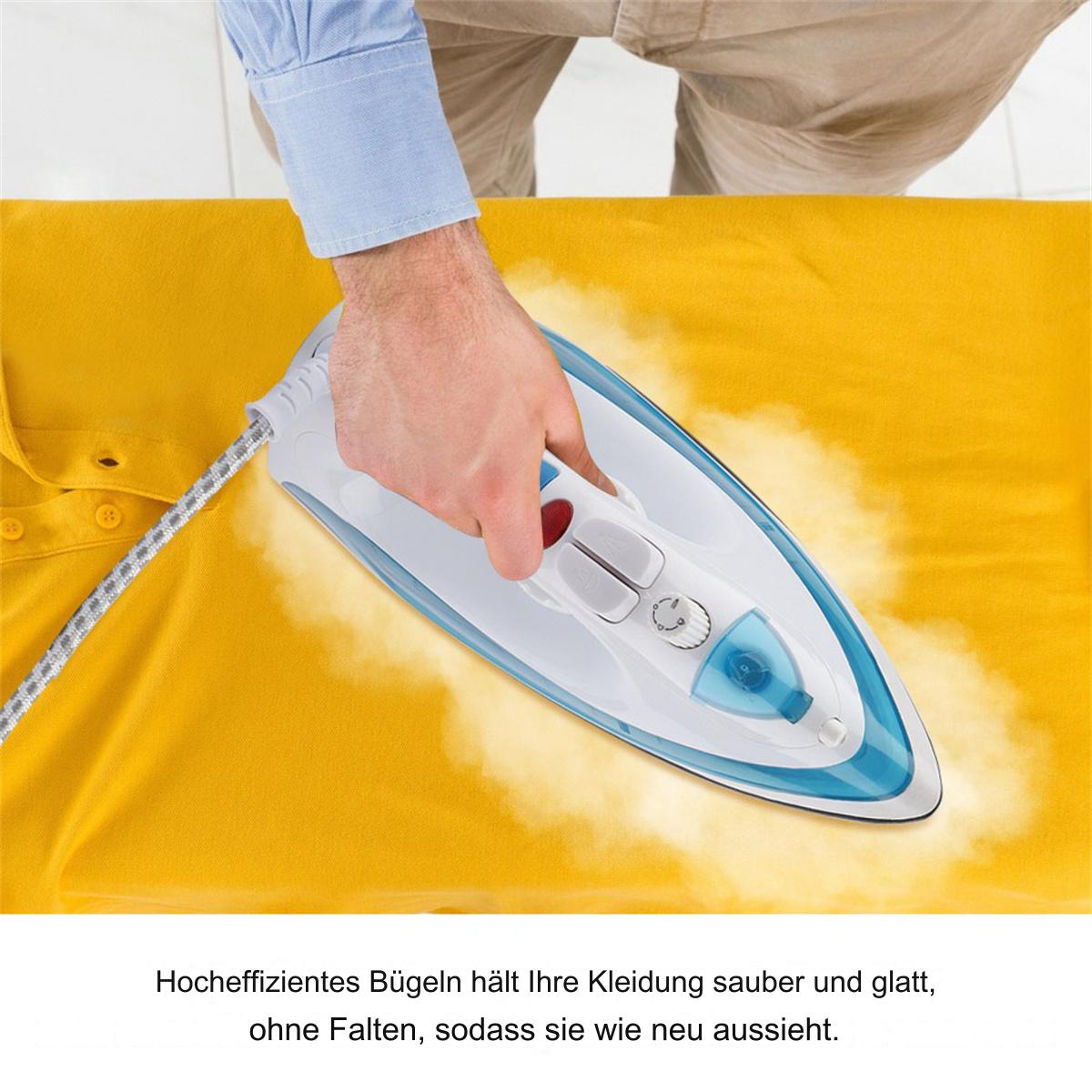 Eine Person bügelt ein gelbes Hemd auf einem Bügelbrett mit einem blau-weißen Bügeleisen.