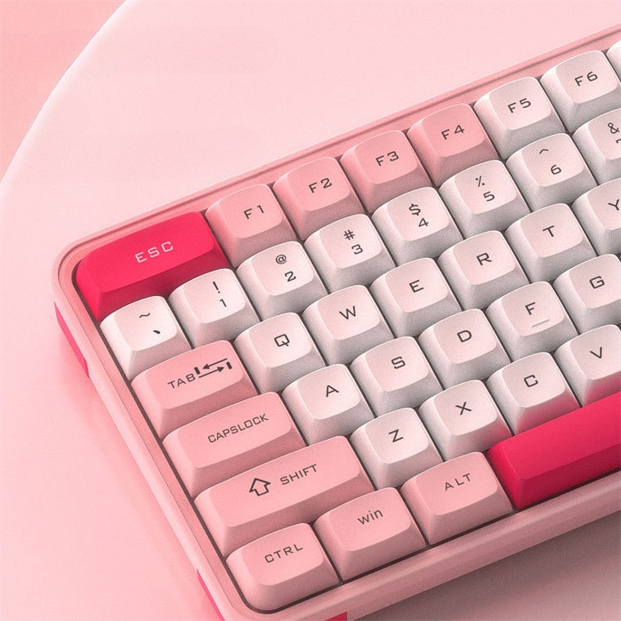 Nahaufnahme einer pinken mechanischen Tastatur mit weißen und pinken Tastenkappen.