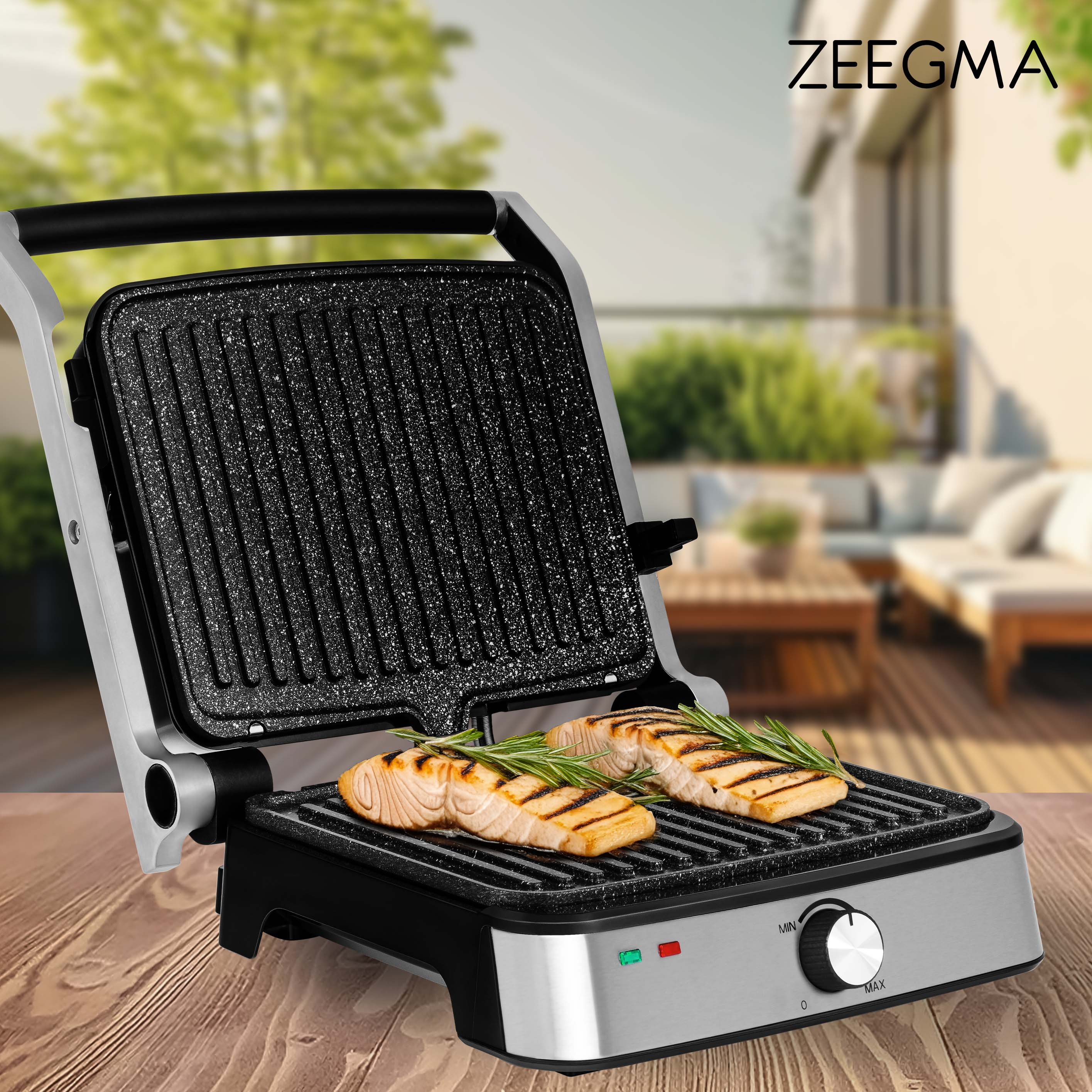 Een open grill met gegrilde zalm en rozemarijntakjes, op een houten tafel buiten.