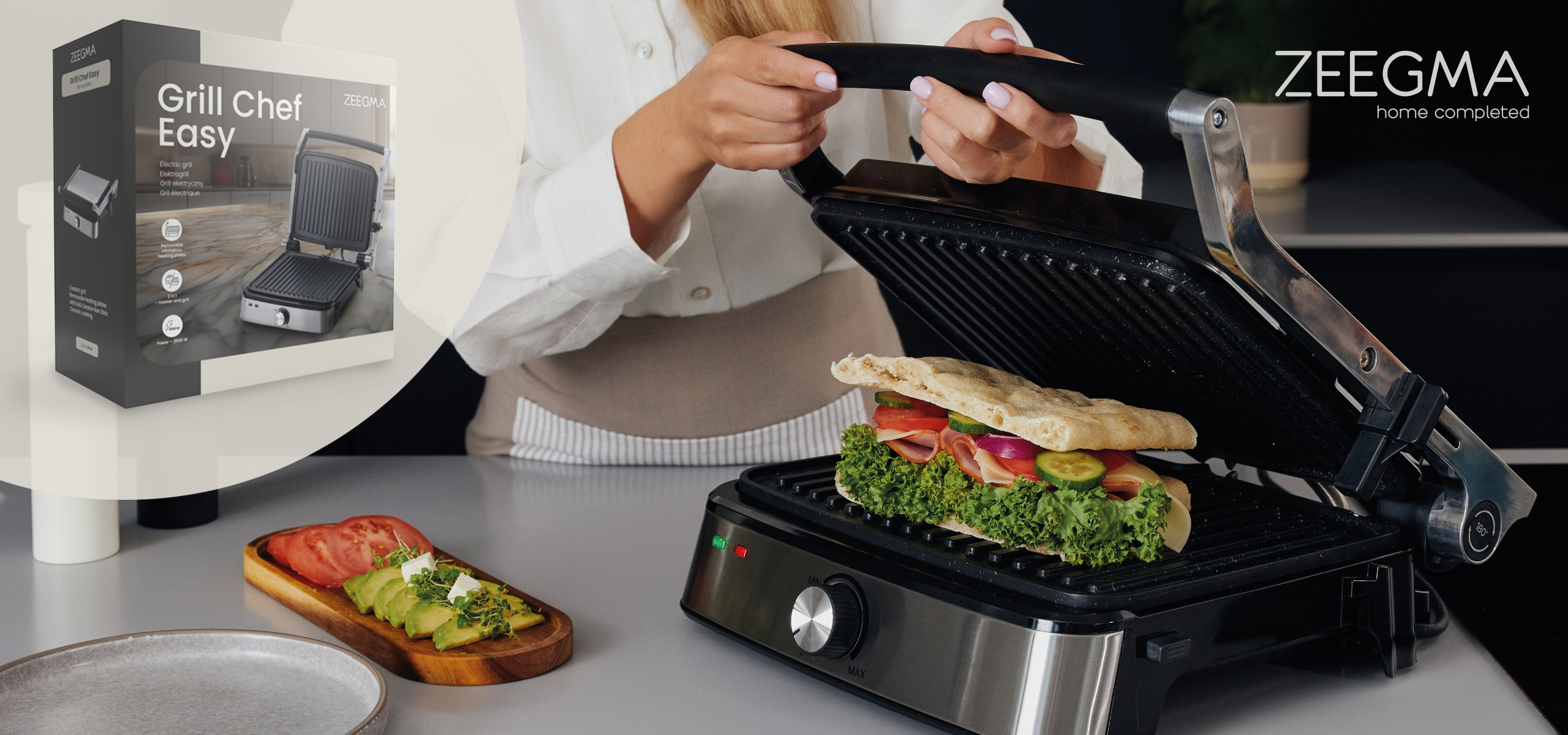 Donna che griglia un panino su una griglia ZEEgma. Scatola con l'immagine della griglia.