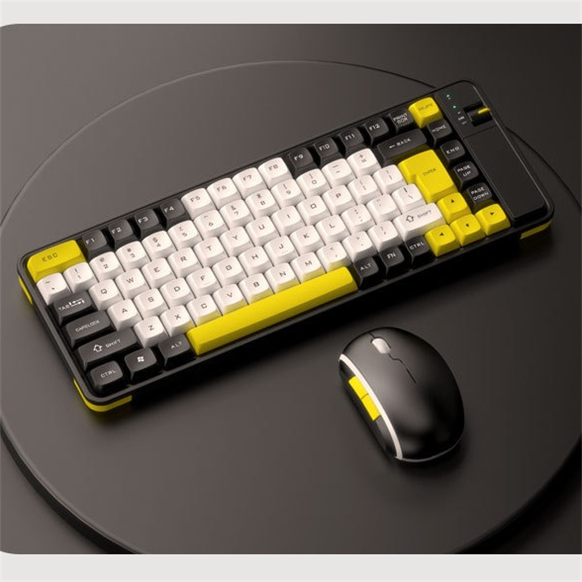 Schwarz-gelbes drahtloses Tastatur- und Maus-Set auf dunkler Oberfläche, Draufsicht.
