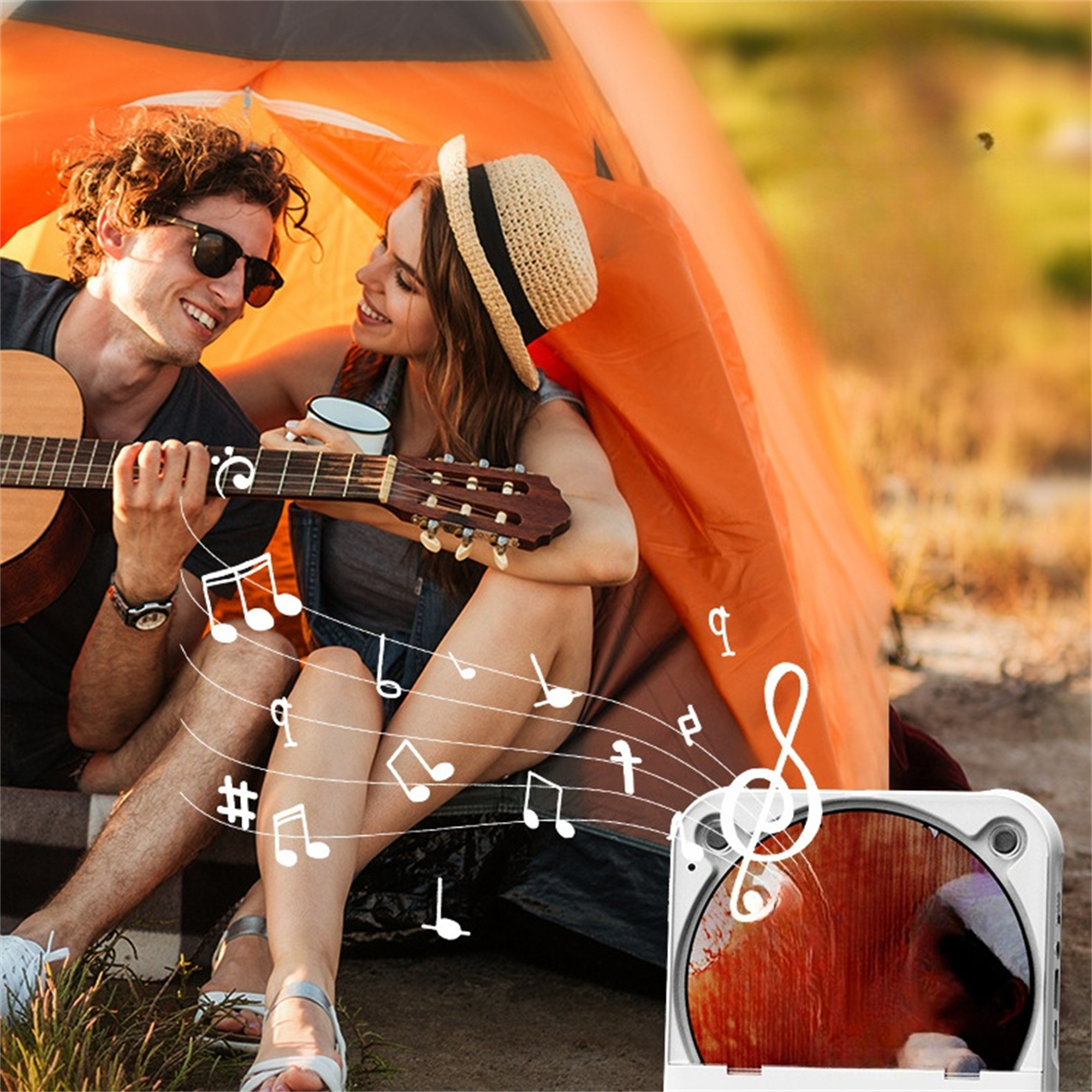 Ein Paar spielt auf einem Campingplatz Gitarre, mit Noten, die um einen Lautsprecher schweben.