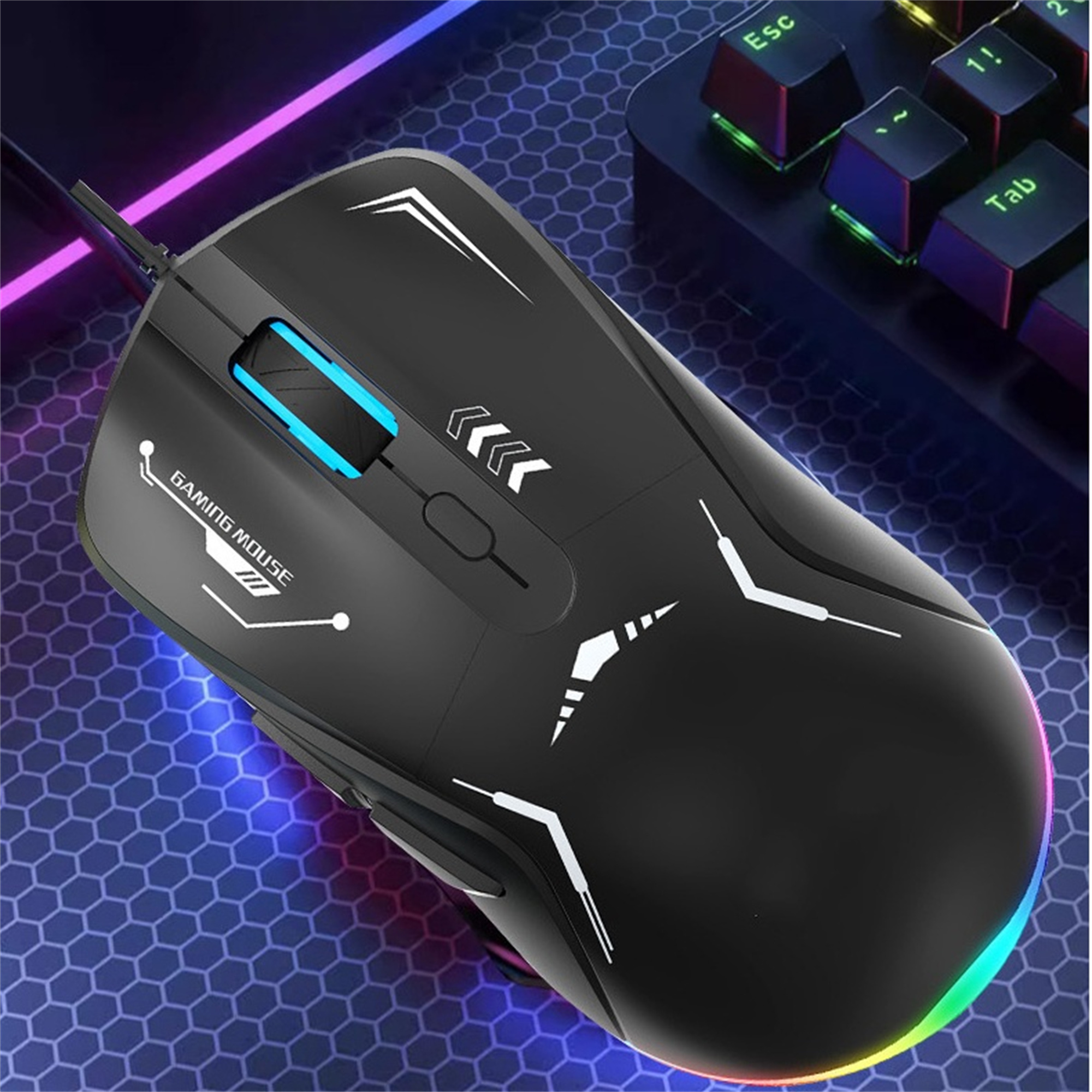 Schwarze Gaming-Maus mit RGB-Beleuchtung, weißen Details und Tastatur im Hintergrund.