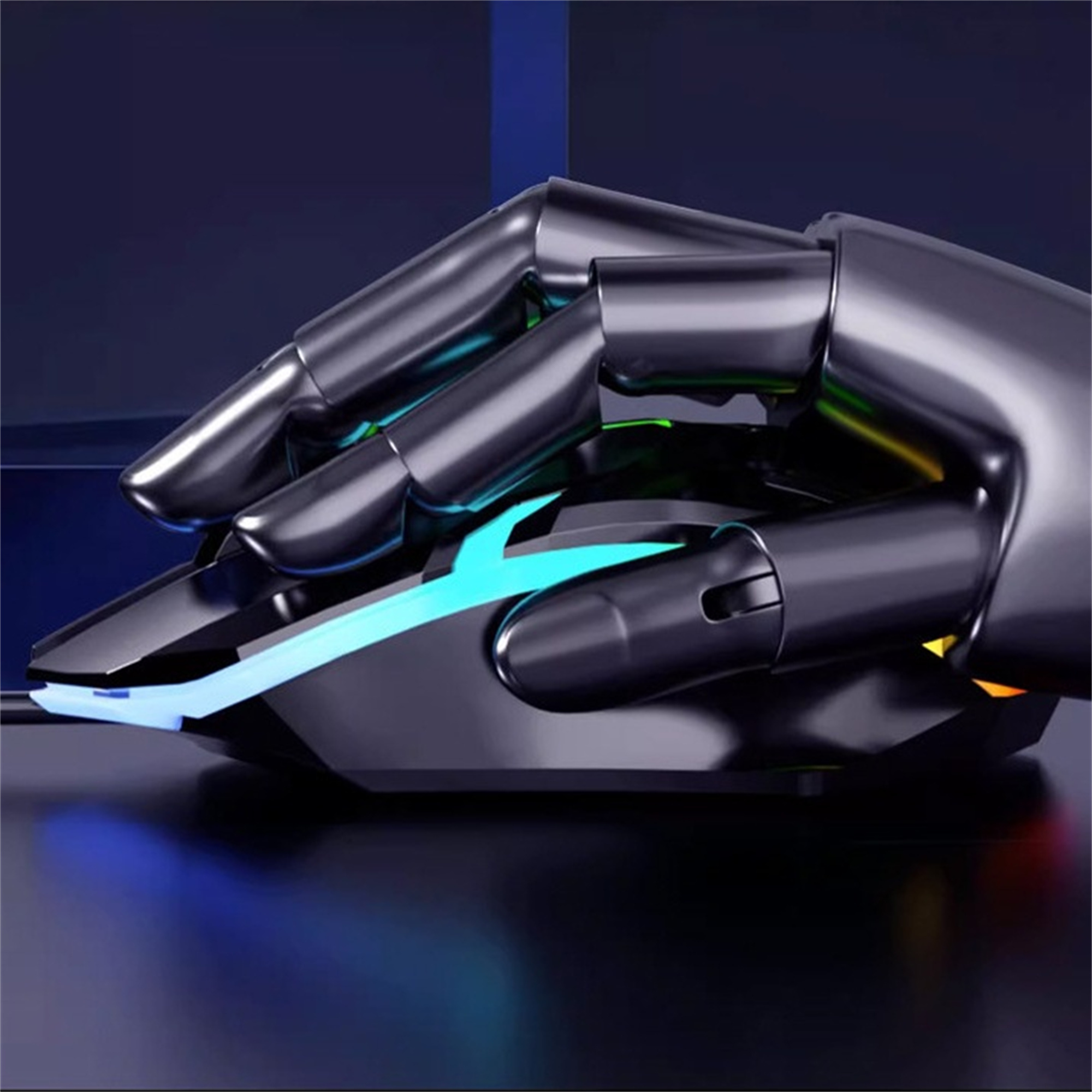 Gaming-Maus mit Handdesign. Sie ist schwarz und silber mit blauen und gelben Lichtern. Dunkler Hintergrund.