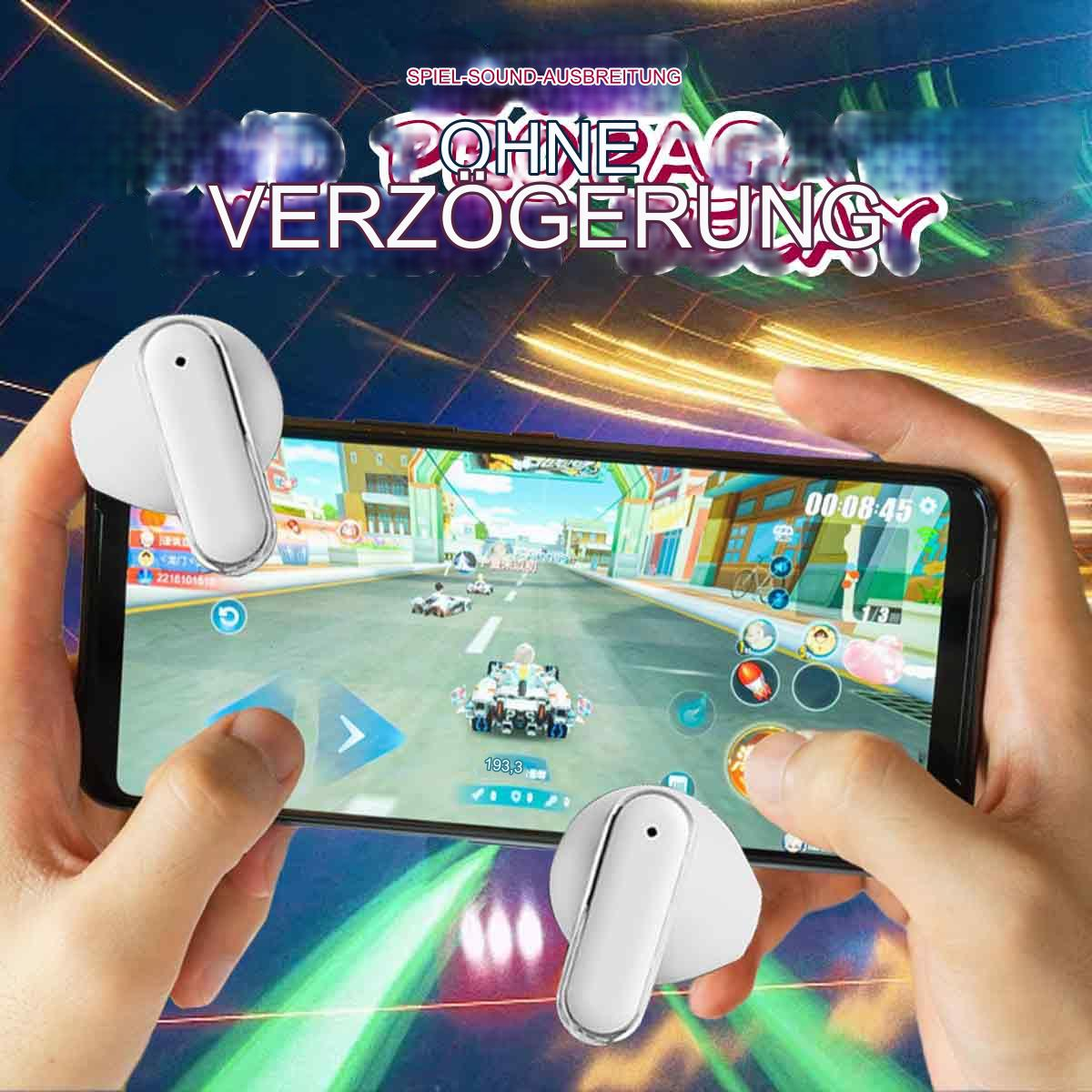 Eine Person hält ein Telefon mit einem Spiel auf dem Bildschirm und weißen kabellosen Ohrhörern.