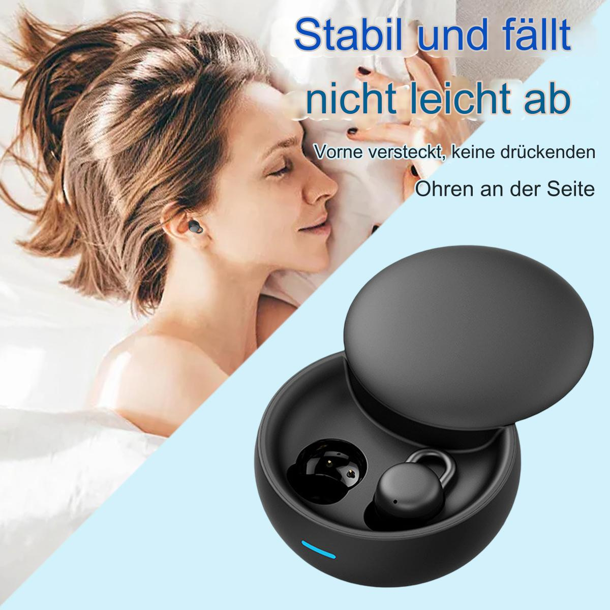 Eine liegende Frau mit Kopfhörern, neben einem Etui mit Ohrhörern, mit Text über Komfort.