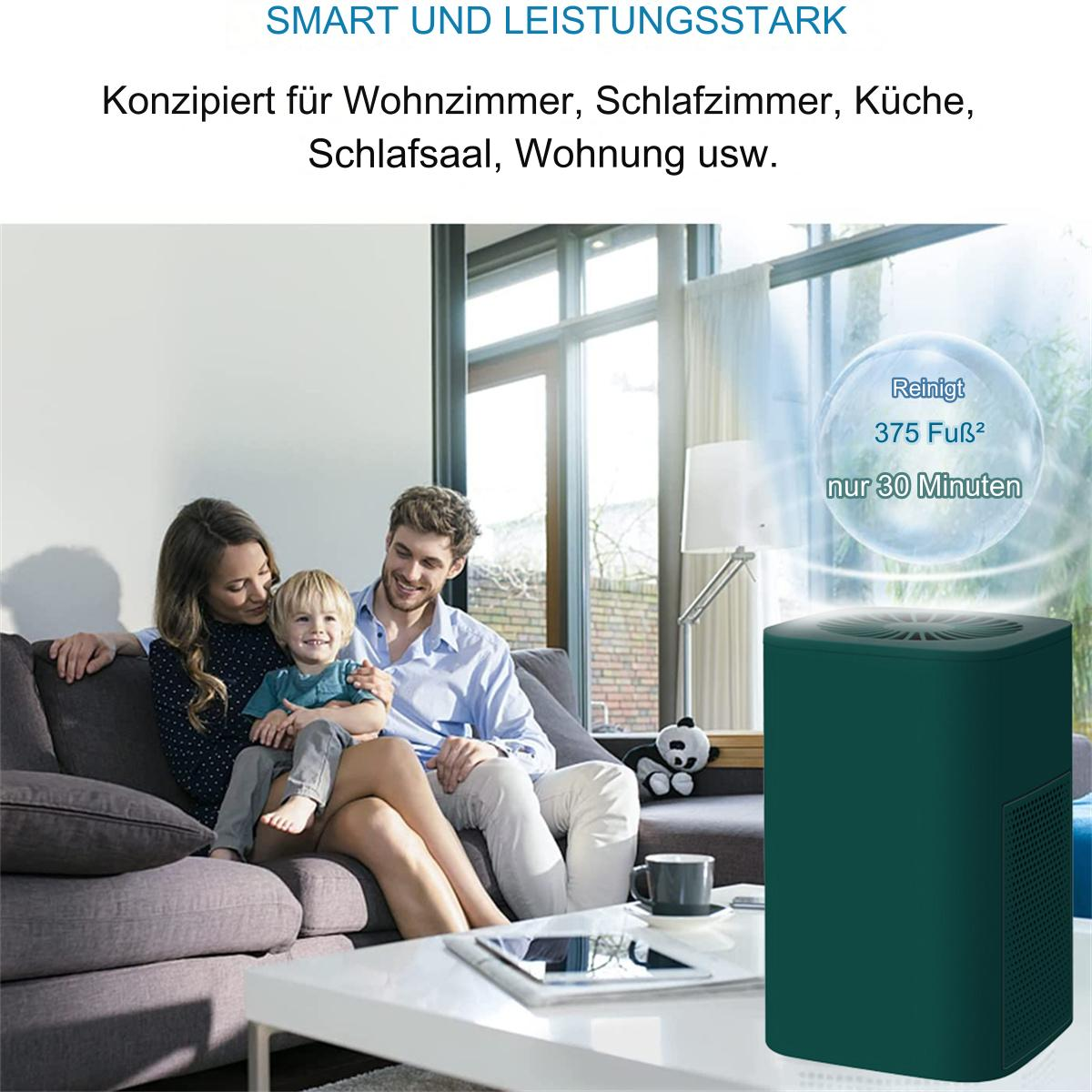 Eine Familie sitzt auf einem Sofa neben einem grünen Luftreiniger in einem Wohnzimmer.