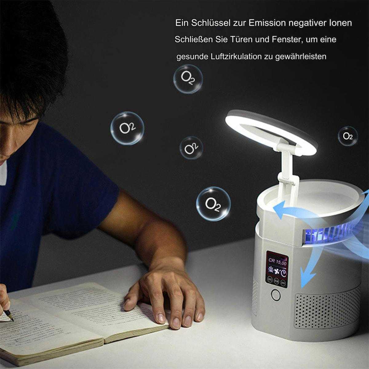 Eine Person schreibt mit einem Stift neben einem Luftreiniger und einer Schreibtischlampe.
