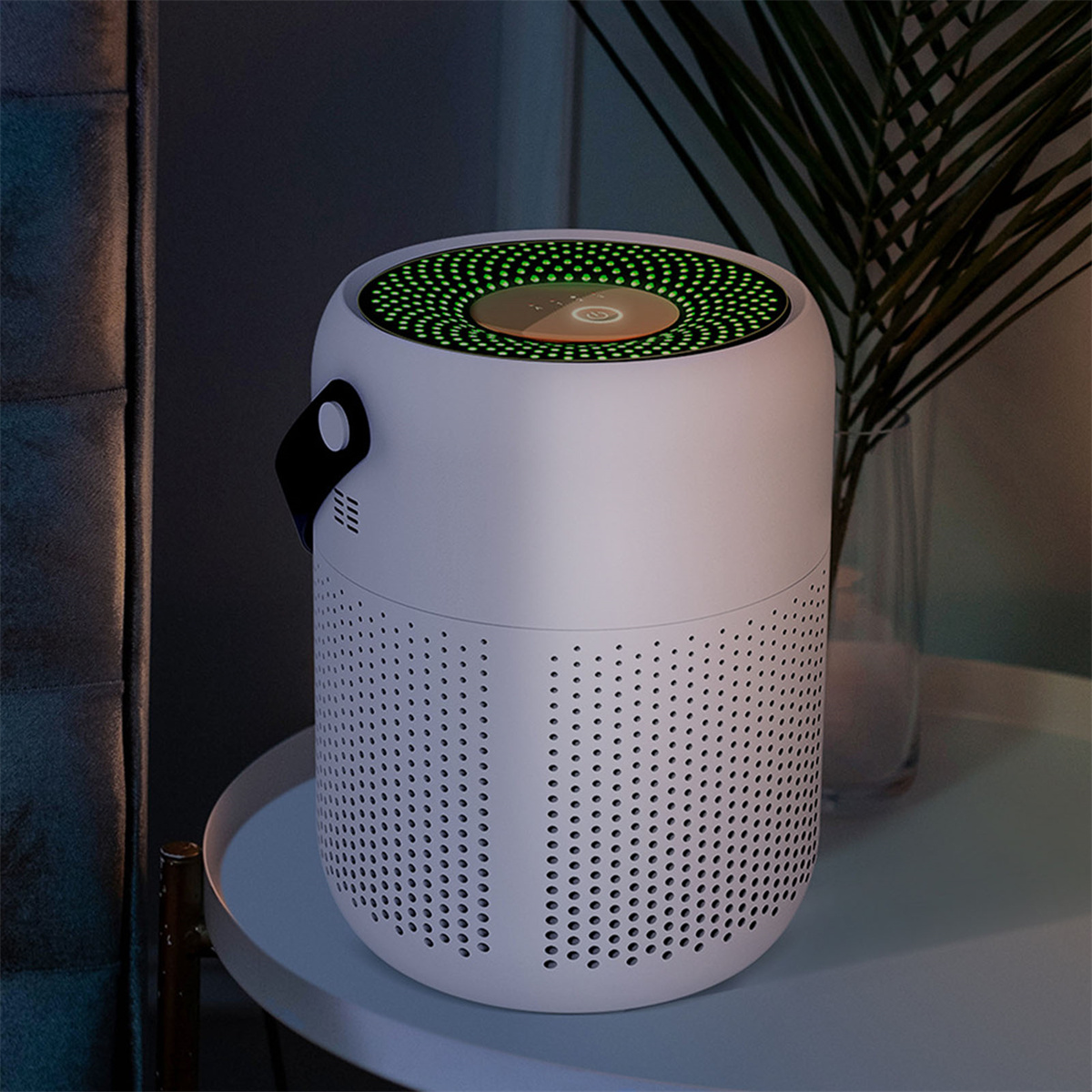 Weißer Luftreiniger auf einem Tisch. Mit Griff und perforiertem Design. Dunkler Hintergrund.