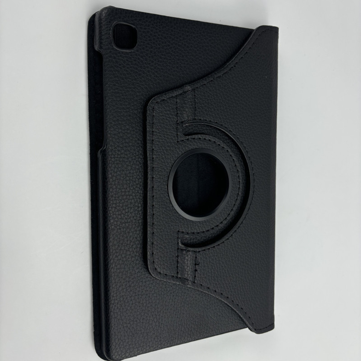Schwarze Tablethülle mit drehbarem Ständer. Die Hülle ist geschlossen und lederartig.