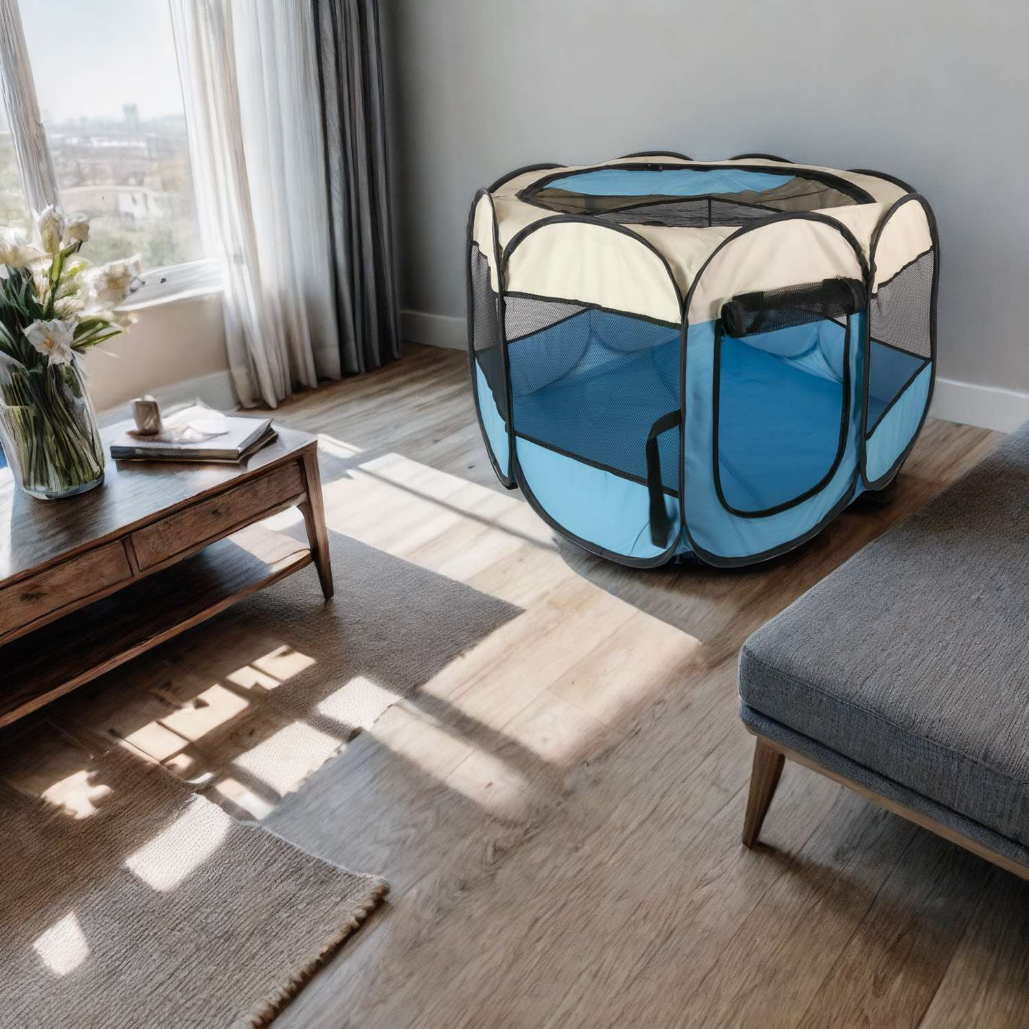 Blau-weißer Haustier-Laufstall in einem Wohnzimmer. Couch, Tisch und Fenster sind sichtbar.