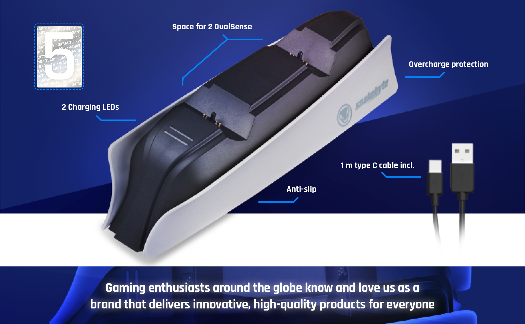 Witte en blauwe gameconsole-oplader met een USB-C-kabel en een afbeelding met tekst op blauw.