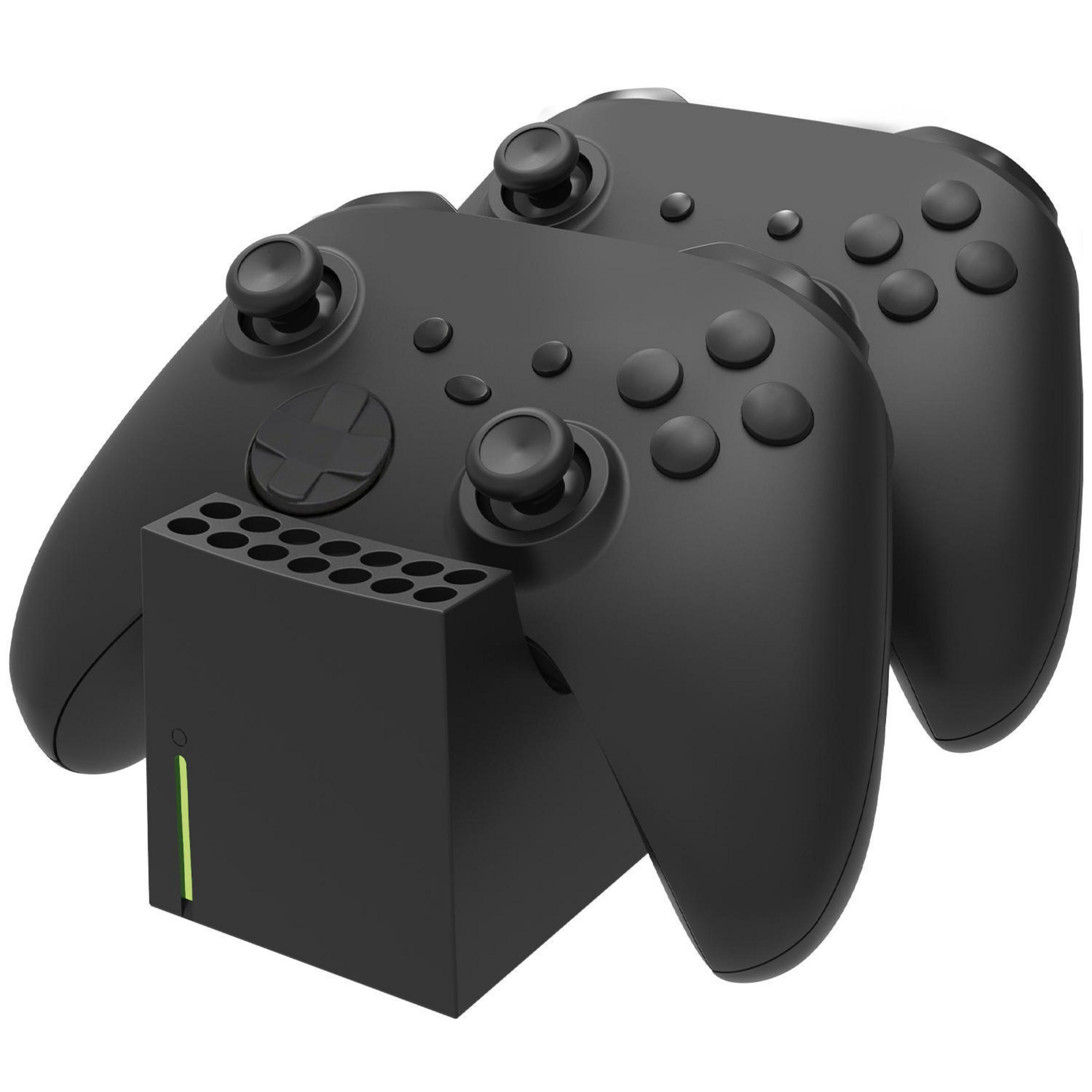 Zwei schwarze Gamecontroller und eine Ladestation auf weißem Hintergrund.