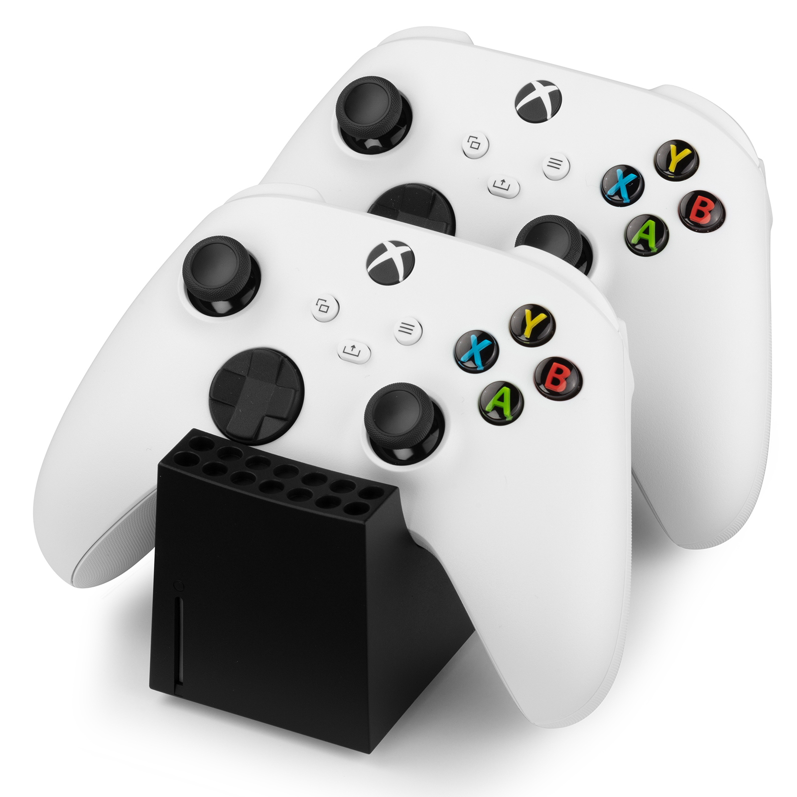 Zwei weiße Xbox-Controller auf einer schwarzen Ladestation, vor weißem Hintergrund.