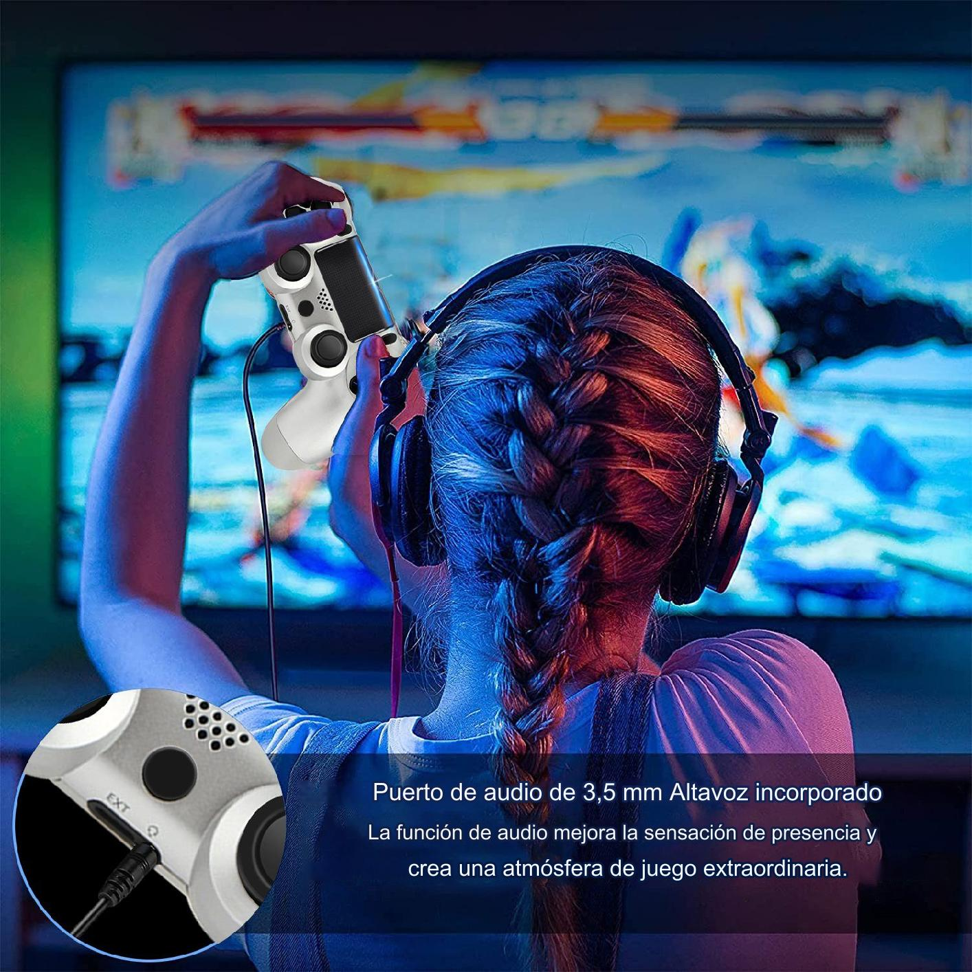Una persona con auriculares y un mando de juego blanco. La pantalla del televisor es visible.