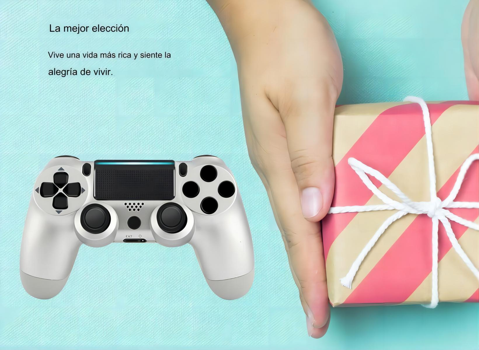 Manos de una persona sosteniendo un mando de juego blanco y un regalo envuelto. Fondo azul claro.