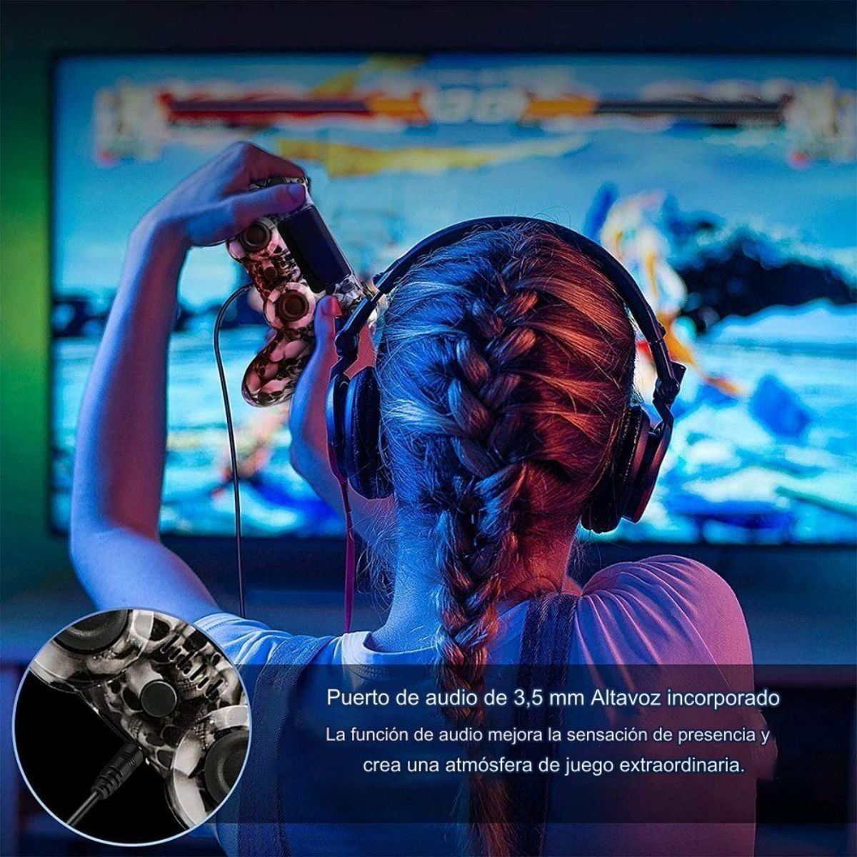 Una persona jugando con un mando y auriculares, con un primer plano del mando.