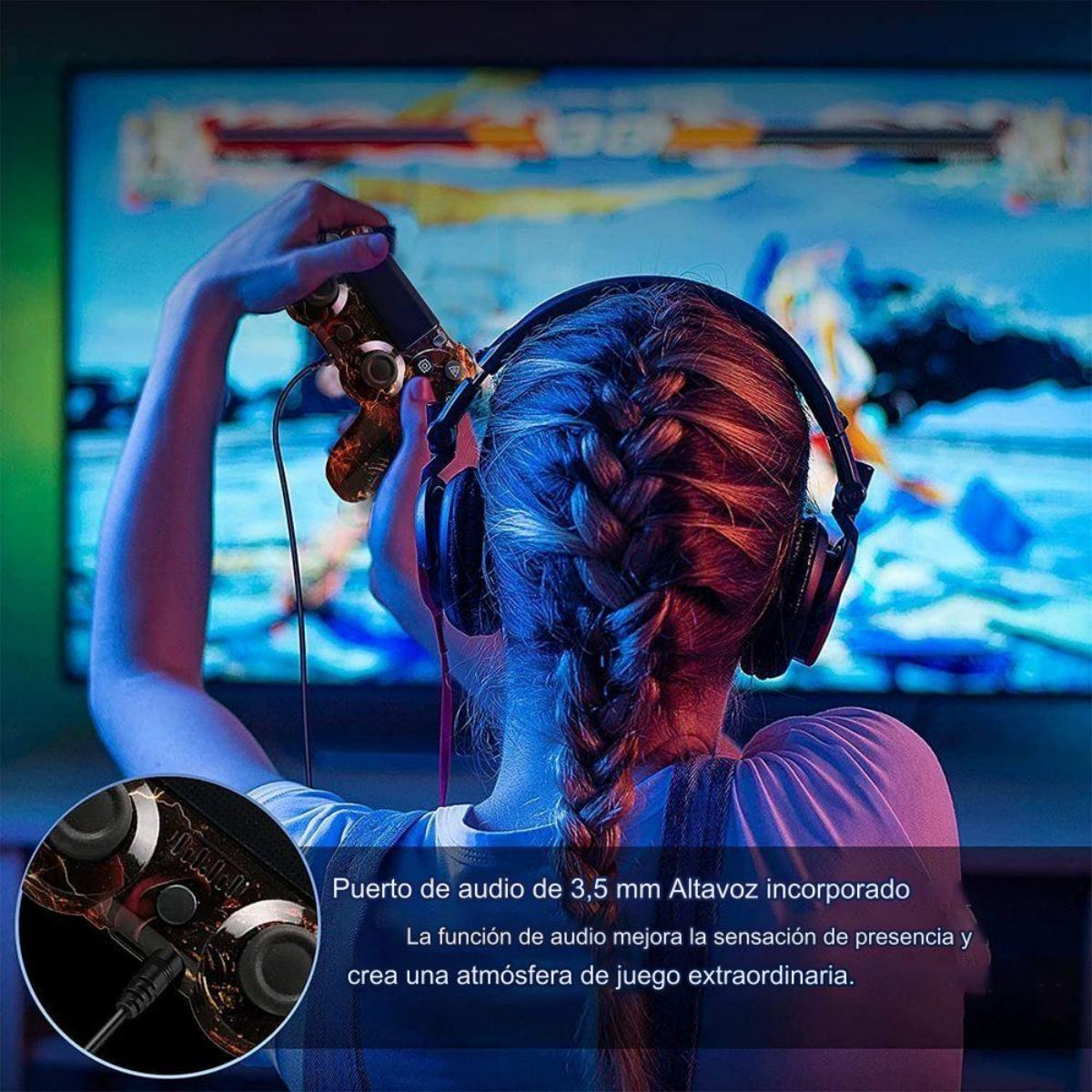 Una persona jugando con un mando y auriculares, con un primer plano del mando.