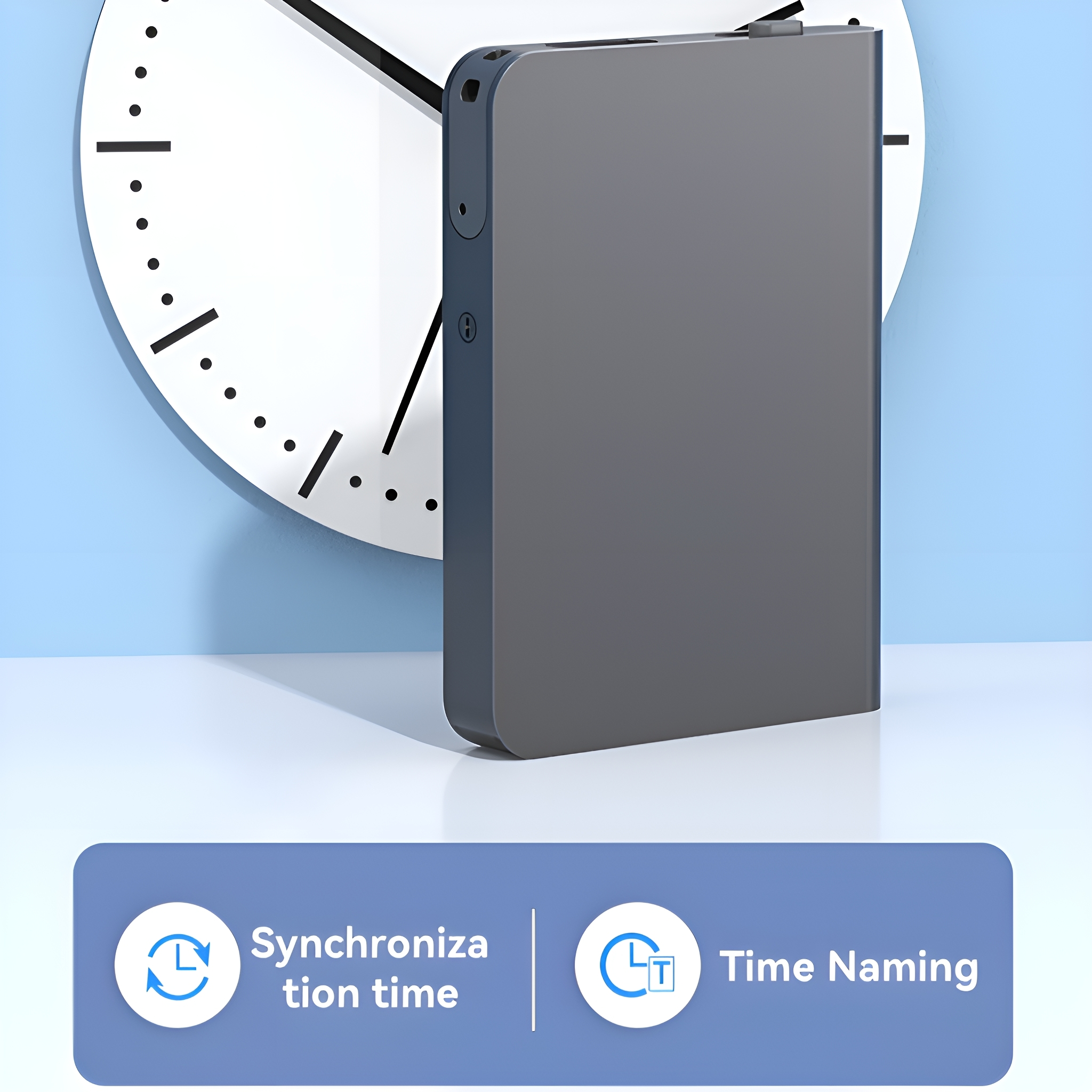 Ein graues, rechteckiges Gerät steht neben einer Uhr. Symbole darunter zeigen 'Synchronisationszeit' und 'Zeitbenennung'.