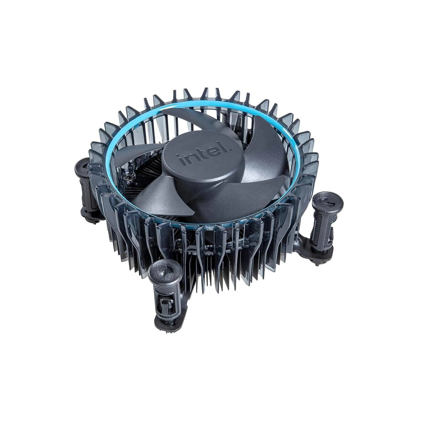 Un ventilador de CPU Intel. El ventilador tiene un anillo azul y aspas gris oscuro. Se encuentra sobre un fondo blanco.