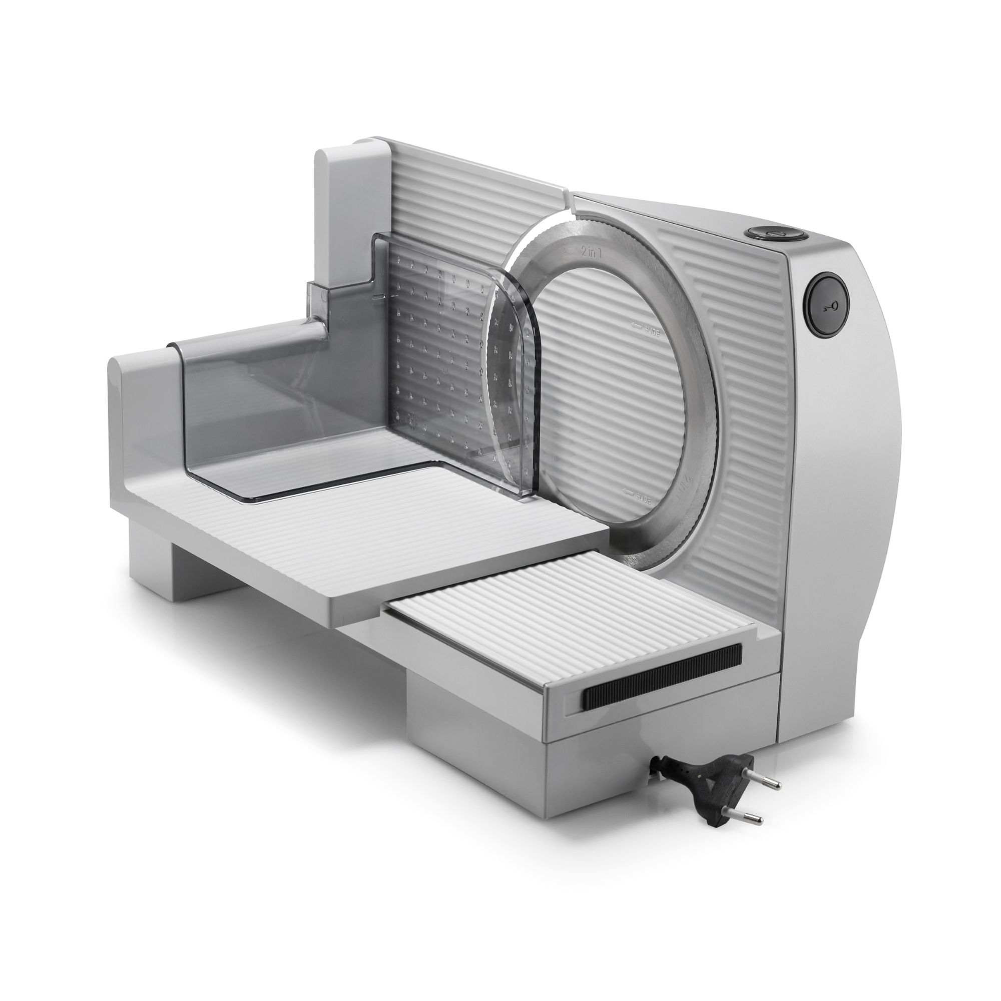 Silberne Fleischschneidemaschine auf weißem Hintergrund. Die Maschine ist angewinkelt, zeigt Klinge und Komponenten.