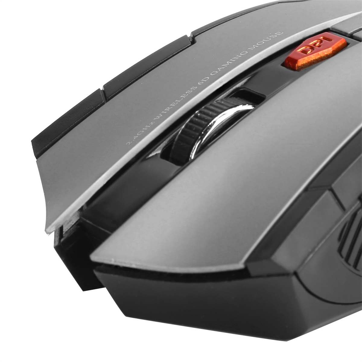 Graue und schwarze Gaming-Maus, mit silbernem Scrollrad und orangefarbener DPI-Taste.