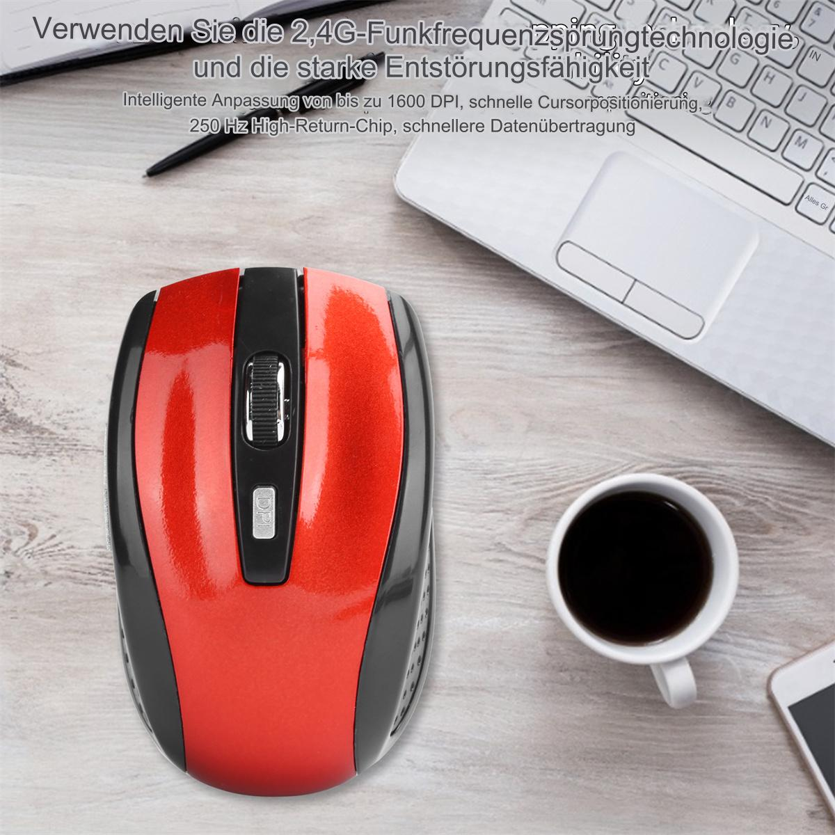 Rote und schwarze Computermaus auf einem Holztisch, mit Laptop und einer Tasse Kaffee.