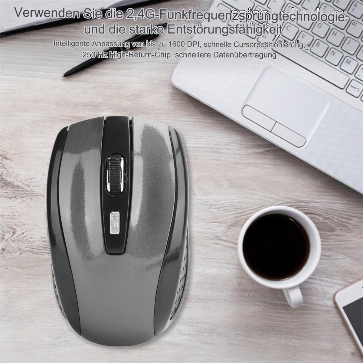 Eine graue Computermaus und eine Tasse Kaffee auf einer Holzoberfläche, mit Laptop und Telefon.