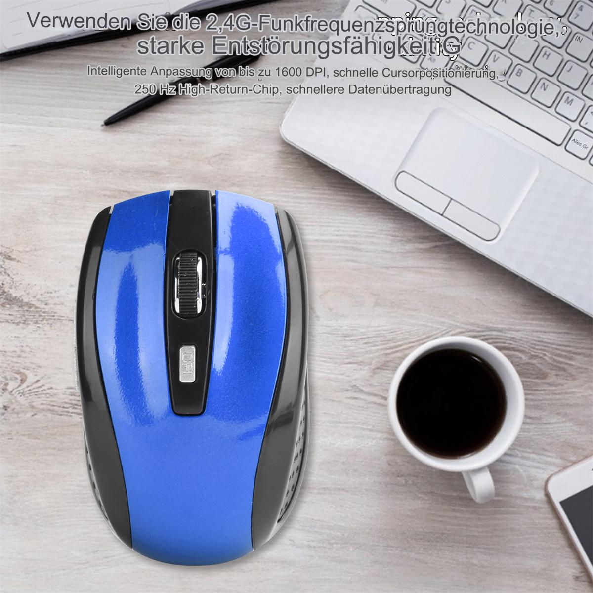 Eine blaue kabellose Maus mit schwarzem Oberteil, auf einem Holztisch mit Laptop und Kaffeetasse.
