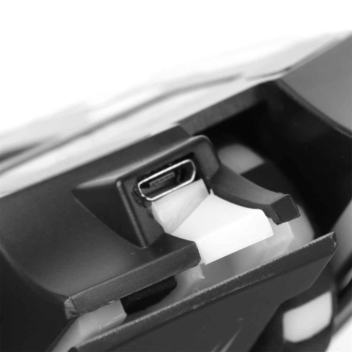 Nahaufnahme eines schwarzen USB-C-Anschlusses an einem Gerät, mit weißen Kunststoffdetails.