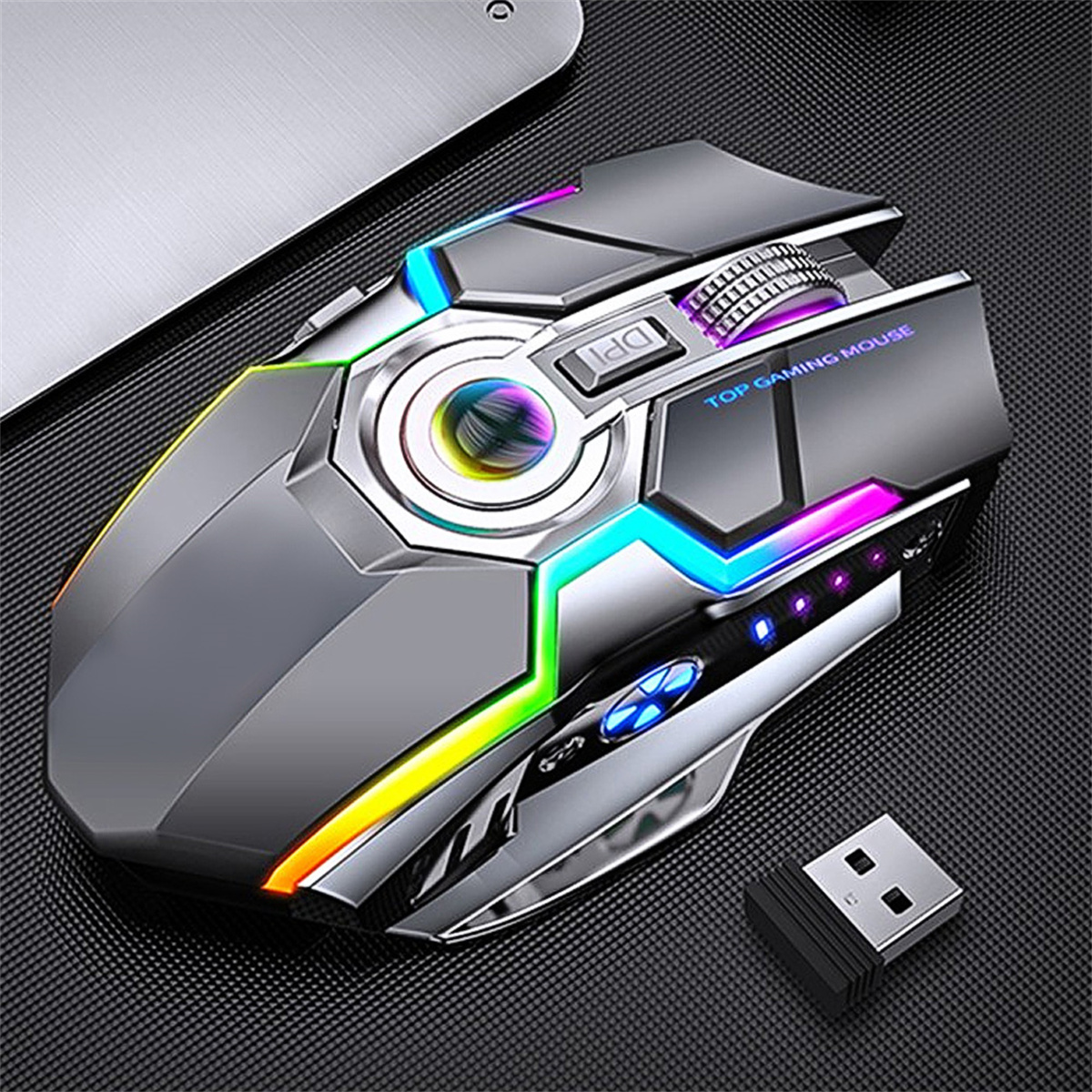 Silber-schwarze Gaming-Maus mit RGB-Beleuchtung. USB-Empfänger daneben auf schwarzer Oberfläche.