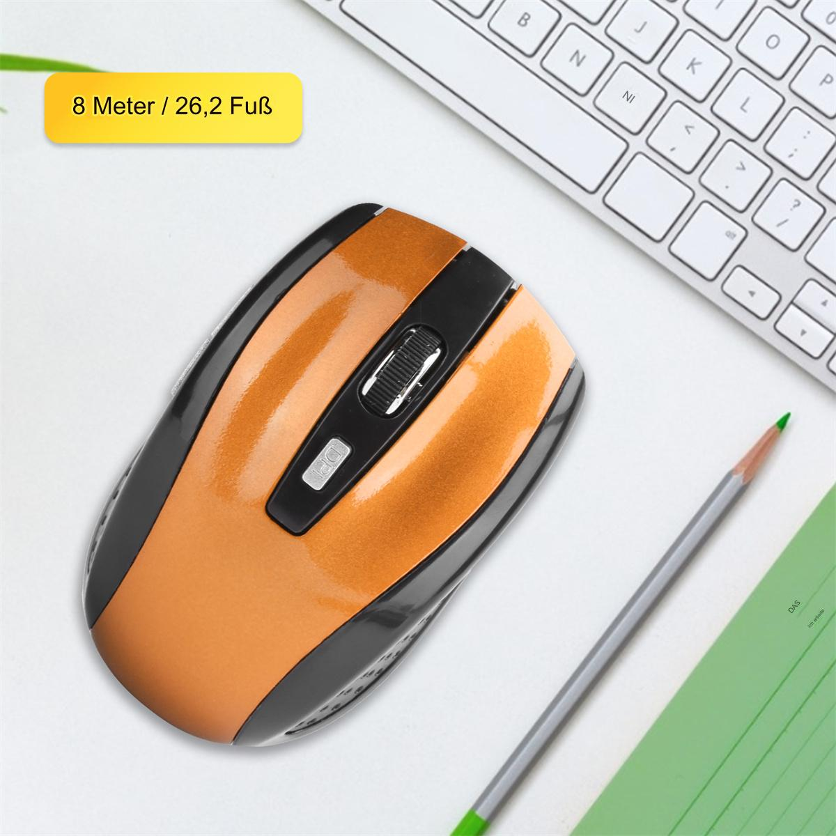 Eine orangefarbene und schwarze Maus mit Bleistift und Tastatur. Die Maus befindet sich auf einer weißen Oberfläche. Text zeigt 8 Meter.