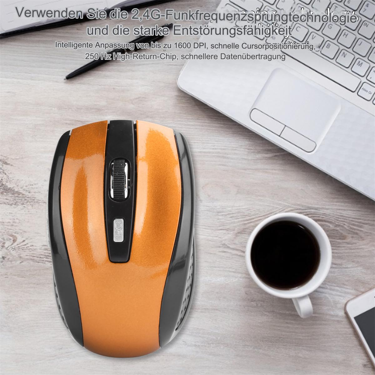 Orange und schwarze kabellose Maus auf einem Holzschreibtisch. Eine Kaffeetasse und ein Laptop sind in der Nähe.