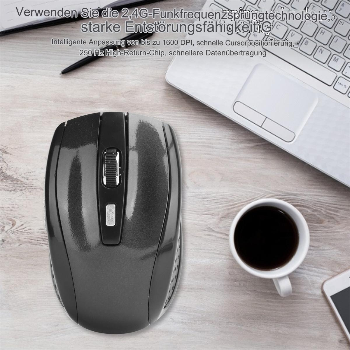 Eine graue kabellose Maus neben einer weißen Kaffeetasse, einem Smartphone und einem Laptop auf einem Holzschreibtisch.