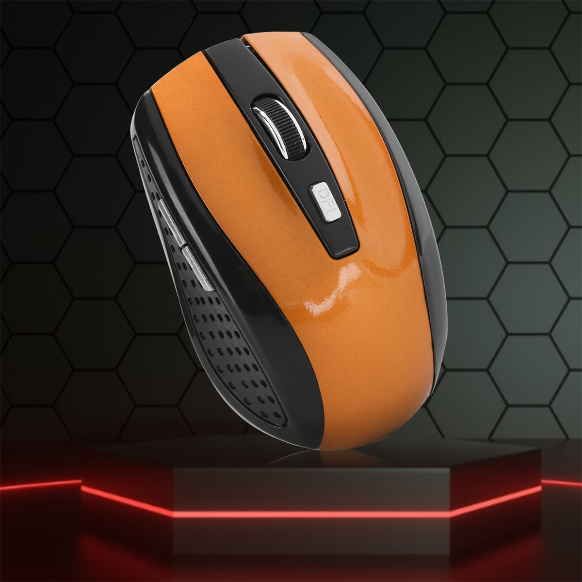 Eine orangefarbene und schwarze Computermaus auf schwarzem Hintergrund. Sie hat ein Scrollrad.