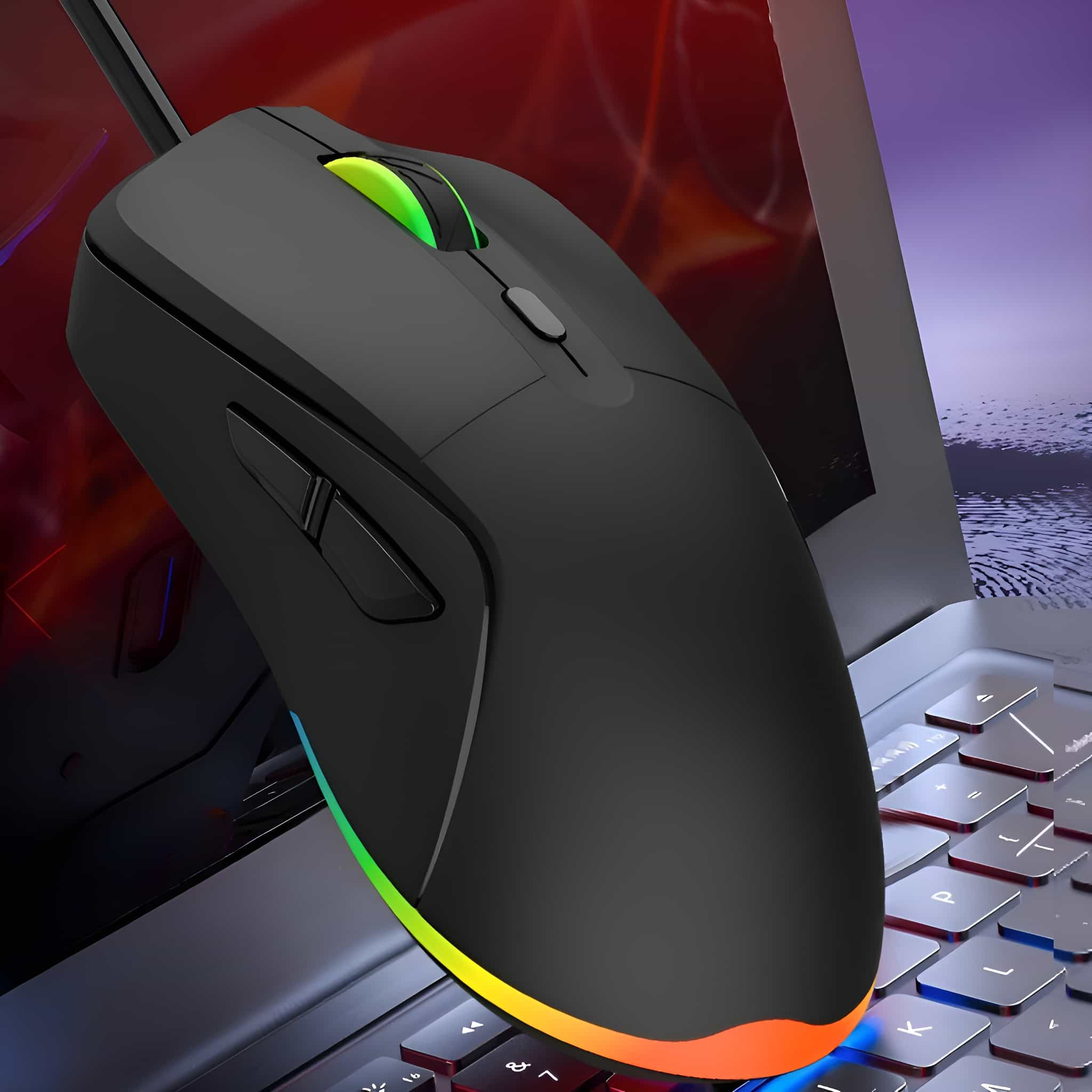 Schwarze Gaming-Maus mit RGB-Beleuchtung und Kabel. Tastatur im Hintergrund.