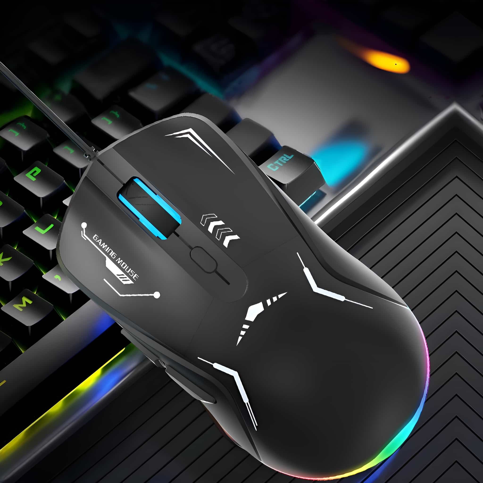 Schwarze Gaming-Maus auf einer Tastatur. Sie ist mit bunten Lichtern beleuchtet. Die Tastatur ist ebenfalls sichtbar.