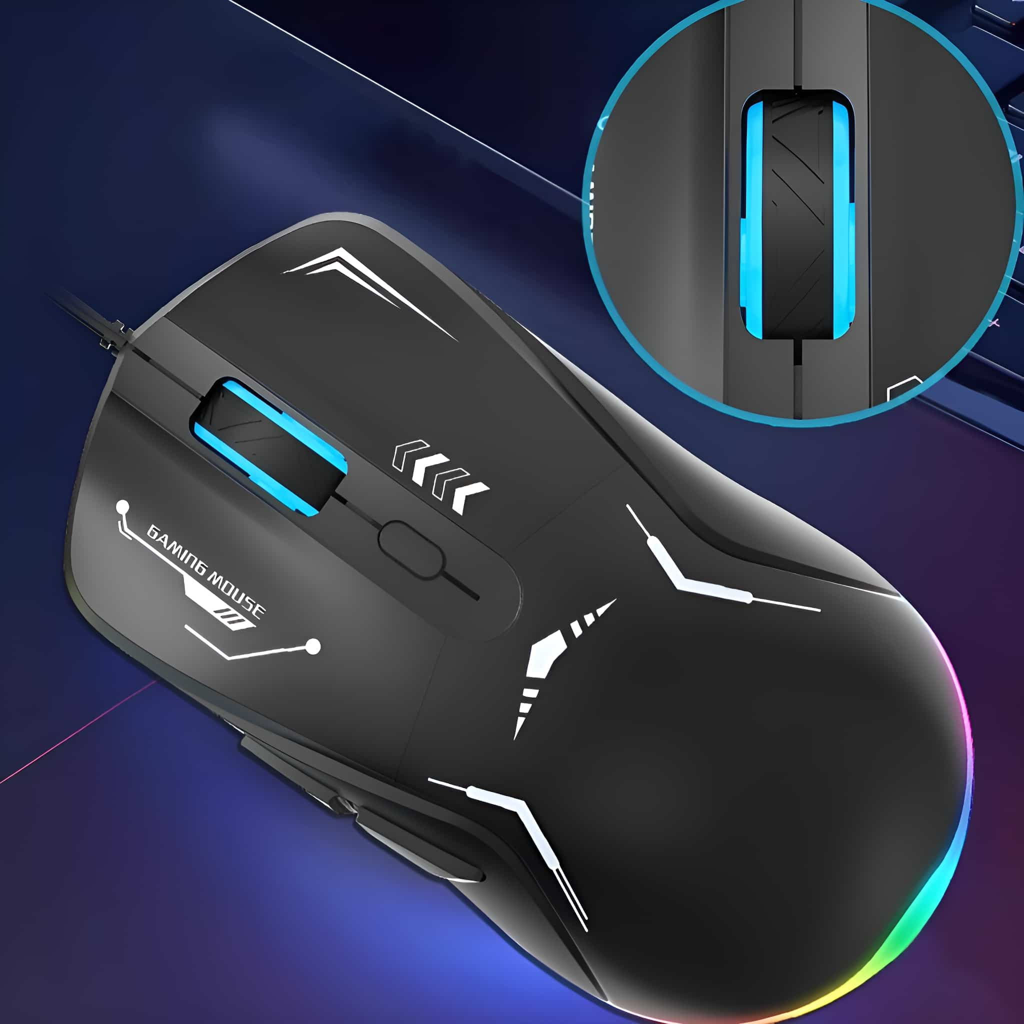 Schwarze Gaming-Maus mit RGB-Beleuchtung. Hat Seitentasten und ein Scrollrad. Schwarzer Hintergrund.