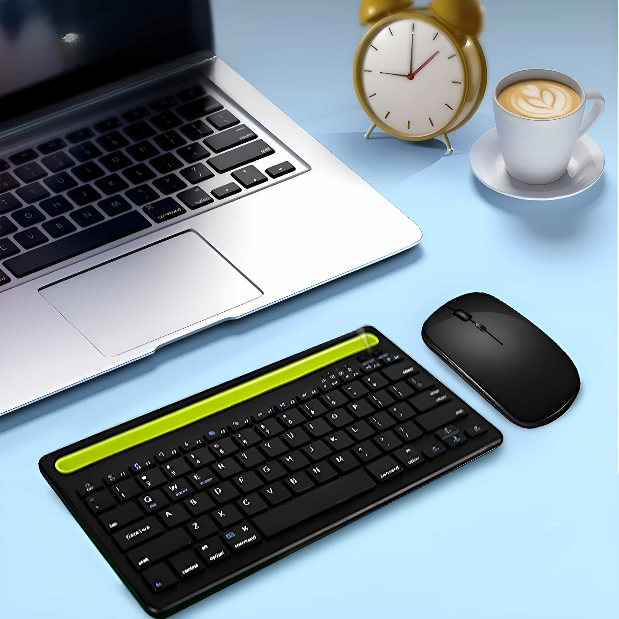 Ein Laptop, eine Tastatur und eine Maus auf einer hellblauen Oberfläche. Eine Kaffeetasse und eine Uhr sind sichtbar.