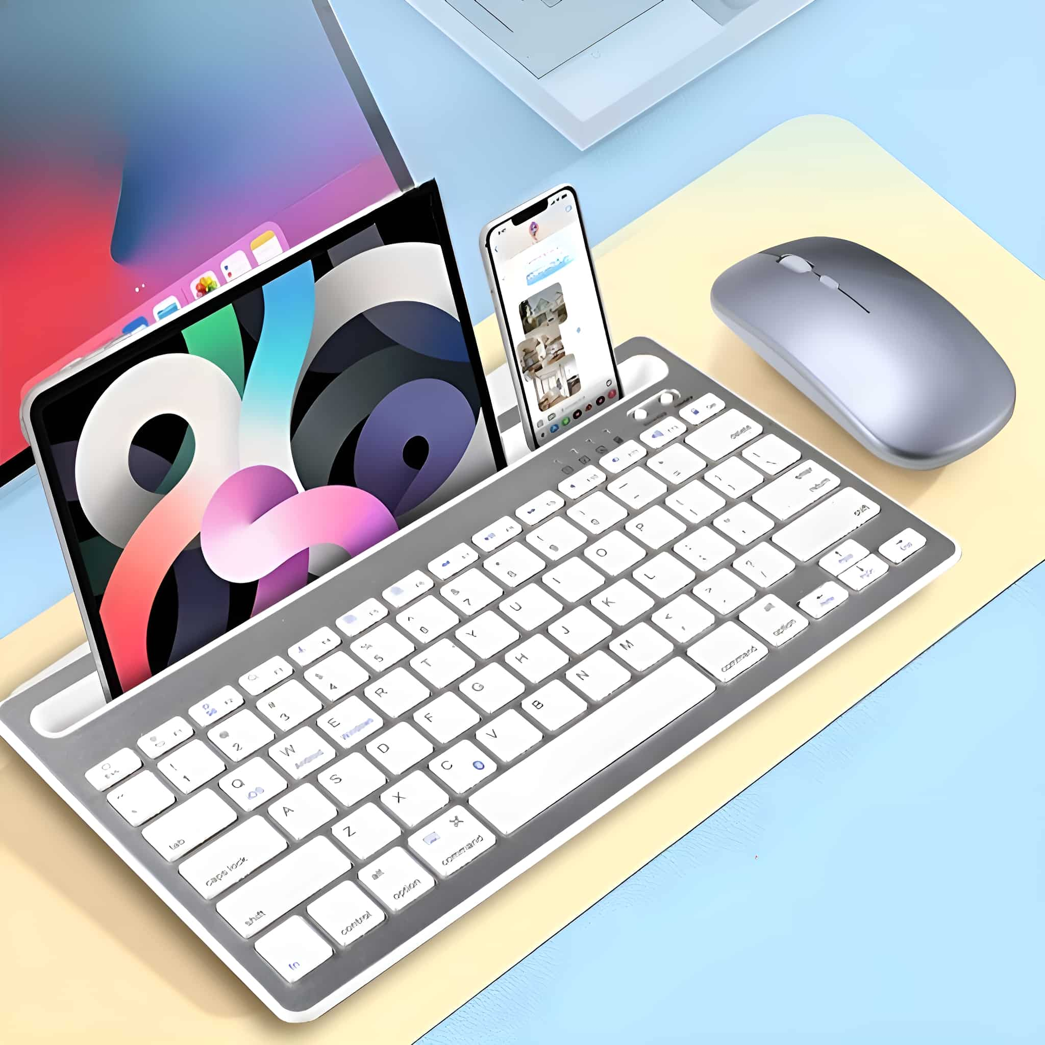 Tastatur mit Tablet und Telefonhalter, neben einer Maus.