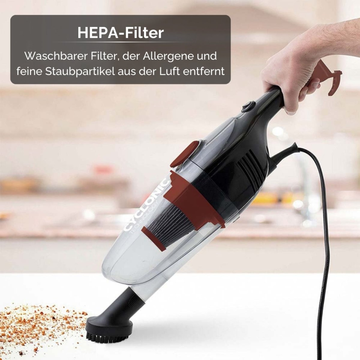 Hand hält einen schwarzen und transparenten Staubsauger. Text erwähnt, dass der HEPA-Filter Allergene und Staub entfernt.