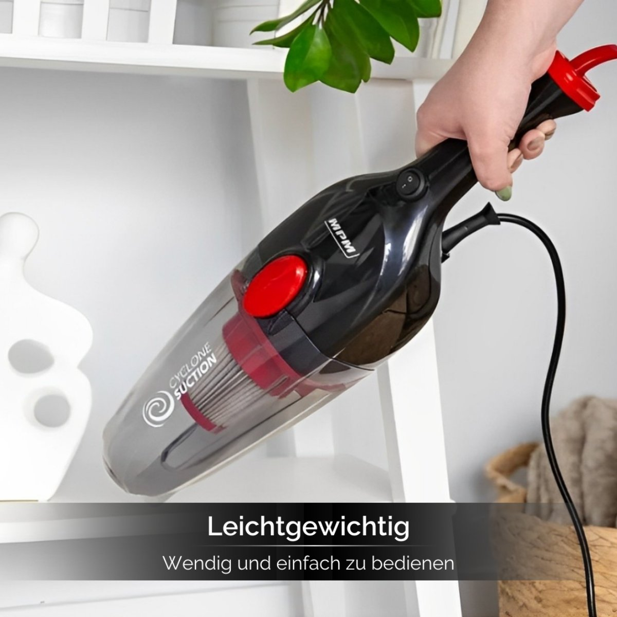 Eine Hand hält einen schwarz-roten Staubsauger. Text: Leichtgewichtig, Wendig und einfach zu bedienen.