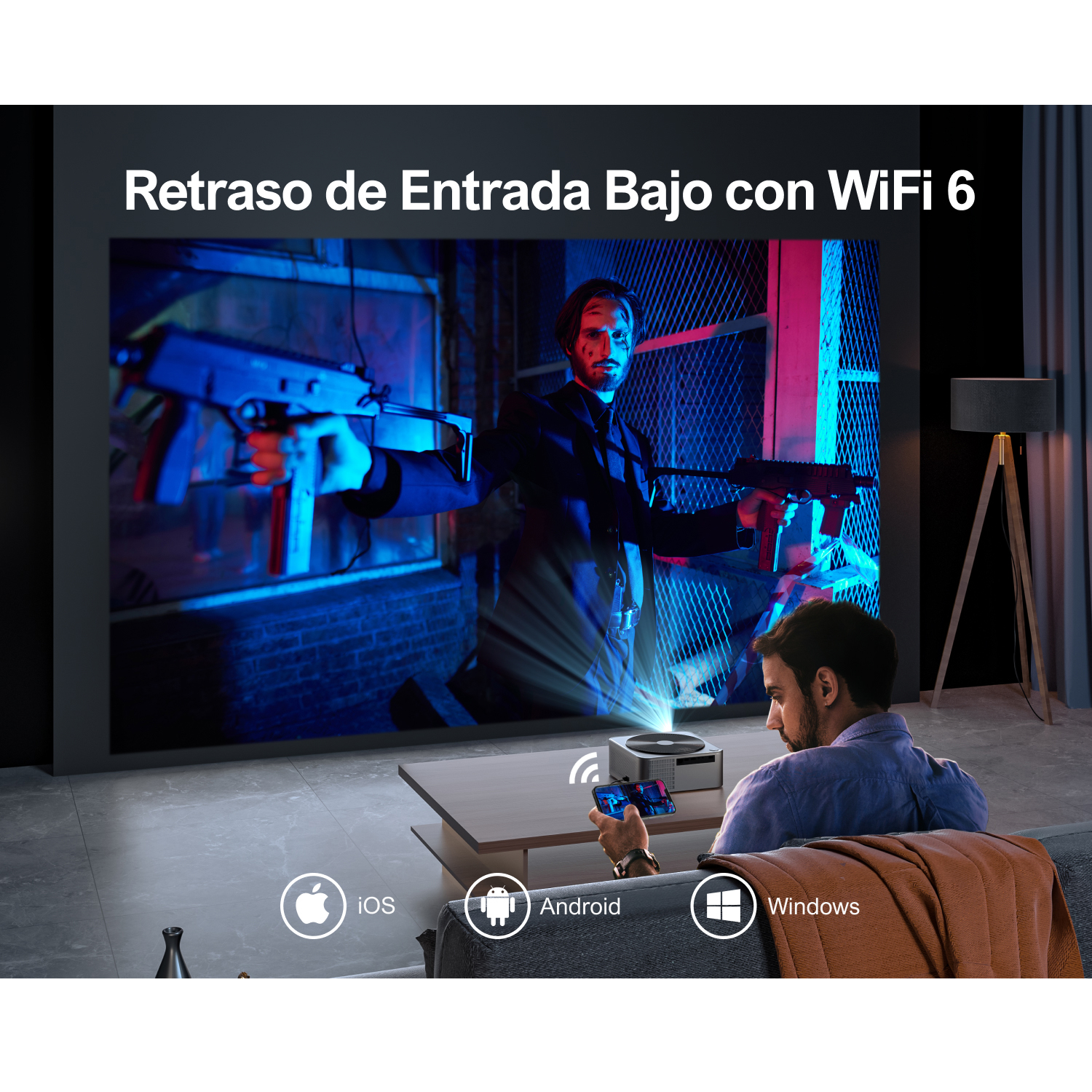 Un hombre está usando un proyector que muestra una escena de tiroteo. El proyector está conectado a un dispositivo en la mesa.