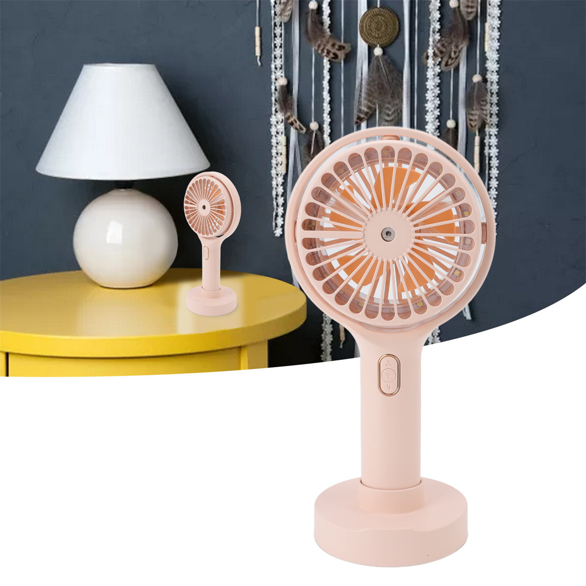 Rosa Handventilator auf einem Ständer. Hintergrund: Tisch, Lampe, Wanddekoration.