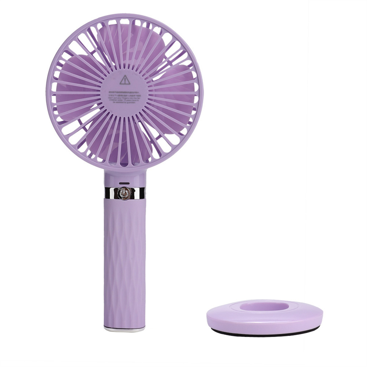Ein hellvioletter Handventilator mit Ständer. Der Ventilator hat Flügel und einen Griff. Weißer Hintergrund.