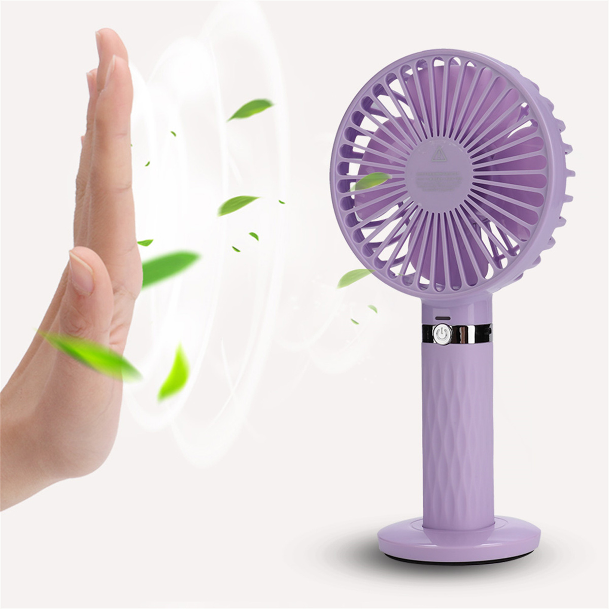 Lila Handventilator mit Hand daneben, grüne Blätter wehen.