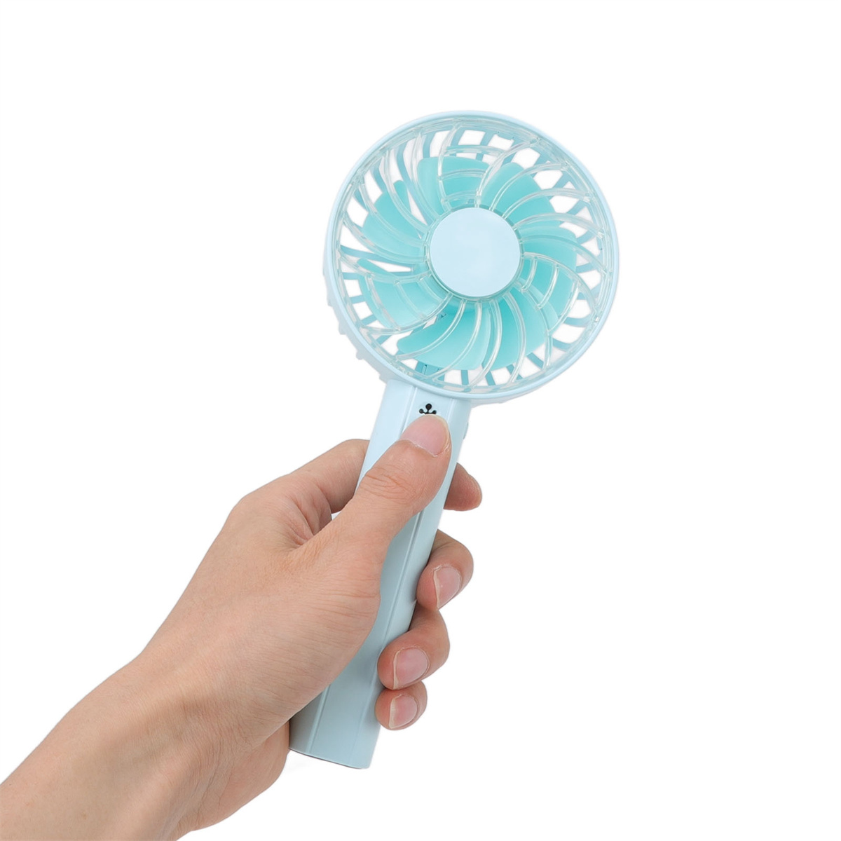 Eine Hand, die einen hellblauen Handventilator vor einem weißen Hintergrund hält.
